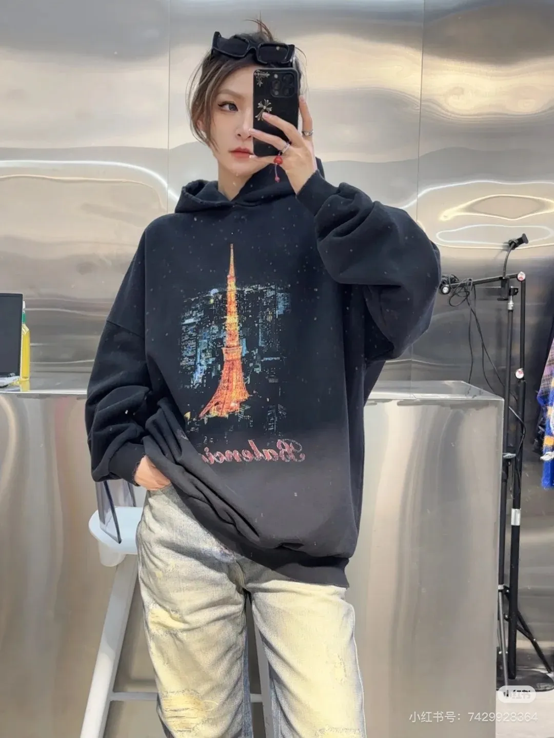 ♻️💯Upper body reference model picture❤️Top version 𝗕𝗮𝗹𝗲𝗻𝗰𝗶𝗮𝗴𝗮/Paris Letters 2024FW Japan Tokyo Tower limited edition front and back direct-print printing worn washed distressed hooded sweatshirt ✅No.1 quality in this market Real ceiling quality ✅All original development pictures pay attention to details to avoid mixed distribution of stolen pictures by merchants ✅Correct 450 custom-woven and custom-dyed 100% cotton double yarn compact cotton fabric, soft and comfortable ✅Imported Conley direct-injection printing color ZP consistent, clear and firm without hand feel ✅Custom-dyed threads, no color difference and no deformation, worn details consistent ZP ✅Ready-made garments washed and distressed, overweight craftsmanship, good color fastness, ZP consistent Here I will explain why I am a little more expensive than others, 1. It seems to be a simple printing or embroidery, but it is not simple at all. 10000% imported machine restoration, not just words. Welcome to compare with peers. 2. Each model is produced by the company, and the details of workmanship and fabrics are consistent with the original ones. It is guaranteed that there will be no color difference with the counters. Reproduction is not scary. Whoever is fake will be embarrassed. It’s not shameful to make a replica, it’s shameful if you can’t buy the correct version if you make a replica.  3. Note that the threaded collars are all original collars of certain countries and regions, with high wrapping. The width of the neckline and cabinets are accurate to the millimeter. Thick necklines are not easy to deform. The collars of high-end products are all restored cabinets. They are different from the big collars in the world. Ordinary garbage short-sleeves are printed with a print. The clavicle of the upper body is exposed. Please be patient. Customers who have bought genuine products or have seen genuine products will come back to place orders again. This is quality. This is quality. 4. Different styles of washed wheat main wheat, including imported wheat, have different colors and codes. Really restore the counter. As we all know, Balenciaga's collar labels in each quarter have different English or different colors. This distinguishes fast food from the world's same-colored main wheat washed wheat. 5. Pay attention to the workmanship. The stitching at the neckline has no folds, smooth and natural without overlapping lines, and truly restores this. This is something that many people cannot do. 6. The fabric is made of 450g Paris-specific double yarn. No one can make better fabrics than my family. There is really no way to compare it with the ordinary version on the market. Respect it. It is genuine and costs several thousand yuan. Don’t judge the quality of street stall products. 7. The workmanship is fully restored and the packaging is fully restored. The cost is huge. 8. I guarantee here that this is the highest quality you can find. Size: S-XL P:460