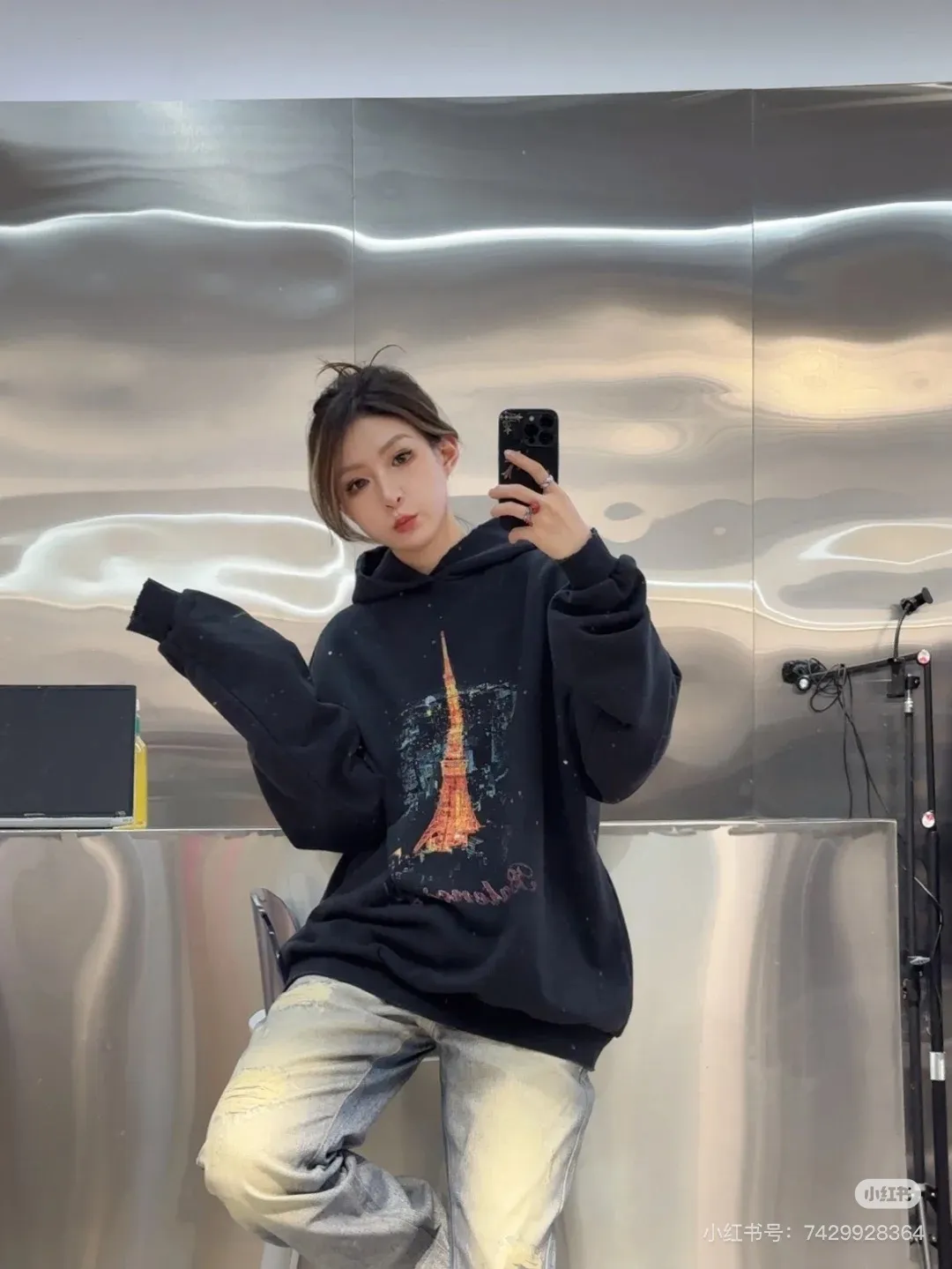 ♻️💯Upper body reference model picture❤️Top version 𝗕𝗮𝗹𝗲𝗻𝗰𝗶𝗮𝗴𝗮/Paris Letters 2024FW Japan Tokyo Tower limited edition front and back direct-print printing worn washed distressed hooded sweatshirt ✅No.1 quality in this market Real ceiling quality ✅All original development pictures pay attention to details to avoid mixed distribution of stolen pictures by merchants ✅Correct 450 custom-woven and custom-dyed 100% cotton double yarn compact cotton fabric, soft and comfortable ✅Imported Conley direct-injection printing color ZP consistent, clear and firm without hand feel ✅Custom-dyed threads, no color difference and no deformation, worn details consistent ZP ✅Ready-made garments washed and distressed, overweight craftsmanship, good color fastness, ZP consistent Here I will explain why I am a little more expensive than others, 1. It seems to be a simple printing or embroidery, but it is not simple at all. 10000% imported machine restoration, not just words. Welcome to compare with peers. 2. Each model is produced by the company, and the details of workmanship and fabrics are consistent with the original ones. It is guaranteed that there will be no color difference with the counters. Reproduction is not scary. Whoever is fake will be embarrassed. It’s not shameful to make a replica, it’s shameful if you can’t buy the correct version if you make a replica.  3. Note that the threaded collars are all original collars of certain countries and regions, with high wrapping. The width of the neckline and cabinets are accurate to the millimeter. Thick necklines are not easy to deform. The collars of high-end products are all restored cabinets. They are different from the big collars in the world. Ordinary garbage short-sleeves are printed with a print. The clavicle of the upper body is exposed. Please be patient. Customers who have bought genuine products or have seen genuine products will come back to place orders again. This is quality. This is quality. 4. Different styles of washed wheat main wheat, including imported wheat, have different colors and codes. Really restore the counter. As we all know, Balenciaga's collar labels in each quarter have different English or different colors. This distinguishes fast food from the world's same-colored main wheat washed wheat. 5. Pay attention to the workmanship. The stitching at the neckline has no folds, smooth and natural without overlapping lines, and truly restores this. This is something that many people cannot do. 6. The fabric is made of 450g Paris-specific double yarn. No one can make better fabrics than my family. There is really no way to compare it with the ordinary version on the market. Respect it. It is genuine and costs several thousand yuan. Don’t judge the quality of street stall products. 7. The workmanship is fully restored and the packaging is fully restored. The cost is huge. 8. I guarantee here that this is the highest quality you can find. Size: S-XL P:460