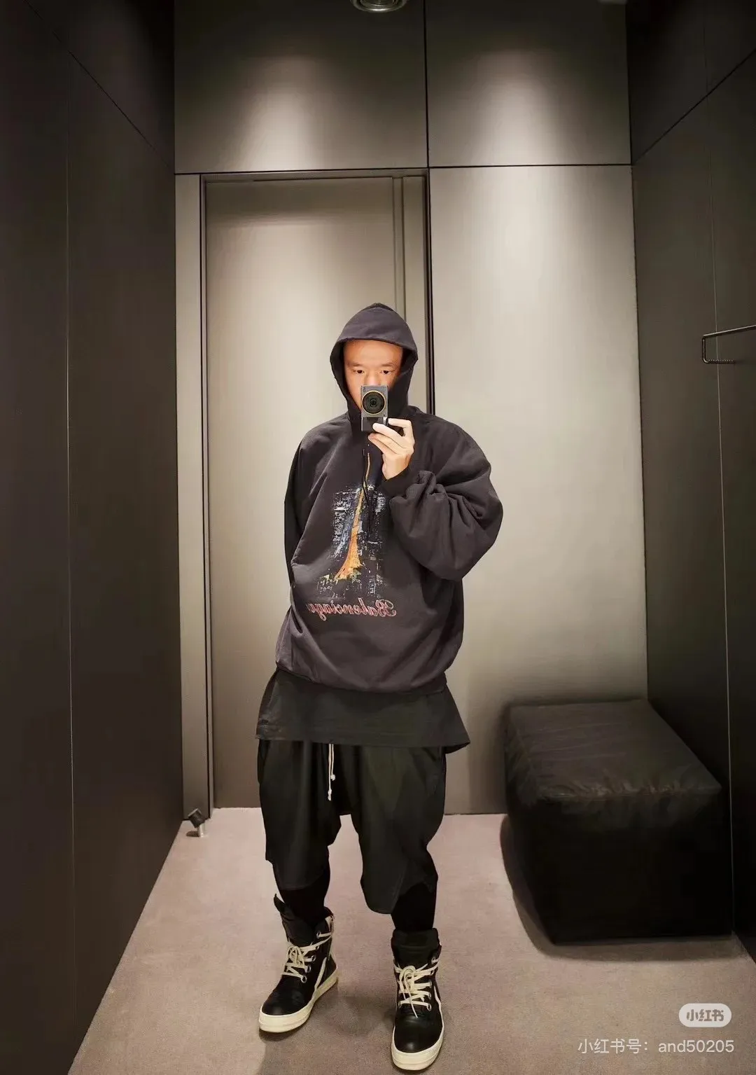 ♻️💯Upper body reference model picture❤️Top version 𝗕𝗮𝗹𝗲𝗻𝗰𝗶𝗮𝗴𝗮/Paris Letters 2024FW Japan Tokyo Tower limited edition front and back direct-print printing worn washed distressed hooded sweatshirt ✅No.1 quality in this market Real ceiling quality ✅All original development pictures pay attention to details to avoid mixed distribution of stolen pictures by merchants ✅Correct 450 custom-woven and custom-dyed 100% cotton double yarn compact cotton fabric, soft and comfortable ✅Imported Conley direct-injection printing color ZP consistent, clear and firm without hand feel ✅Custom-dyed threads, no color difference and no deformation, worn details consistent ZP ✅Ready-made garments washed and distressed, overweight craftsmanship, good color fastness, ZP consistent Here I will explain why I am a little more expensive than others, 1. It seems to be a simple printing or embroidery, but it is not simple at all. 10000% imported machine restoration, not just words. Welcome to compare with peers. 2. Each model is produced by the company, and the details of workmanship and fabrics are consistent with the original ones. It is guaranteed that there will be no color difference with the counters. Reproduction is not scary. Whoever is fake will be embarrassed. It’s not shameful to make a replica, it’s shameful if you can’t buy the correct version if you make a replica.  3. Note that the threaded collars are all original collars of certain countries and regions, with high wrapping. The width of the neckline and cabinets are accurate to the millimeter. Thick necklines are not easy to deform. The collars of high-end products are all restored cabinets. They are different from the big collars in the world. Ordinary garbage short-sleeves are printed with a print. The clavicle of the upper body is exposed. Please be patient. Customers who have bought genuine products or have seen genuine products will come back to place orders again. This is quality. This is quality. 4. Different styles of washed wheat main wheat, including imported wheat, have different colors and codes. Really restore the counter. As we all know, Balenciaga's collar labels in each quarter have different English or different colors. This distinguishes fast food from the world's same-colored main wheat washed wheat. 5. Pay attention to the workmanship. The stitching at the neckline has no folds, smooth and natural without overlapping lines, and truly restores this. This is something that many people cannot do. 6. The fabric is made of 450g Paris-specific double yarn. No one can make better fabrics than my family. There is really no way to compare it with the ordinary version on the market. Respect it. It is genuine and costs several thousand yuan. Don’t judge the quality of street stall products. 7. The workmanship is fully restored and the packaging is fully restored. The cost is huge. 8. I guarantee here that this is the highest quality you can find. Size: S-XL P:460