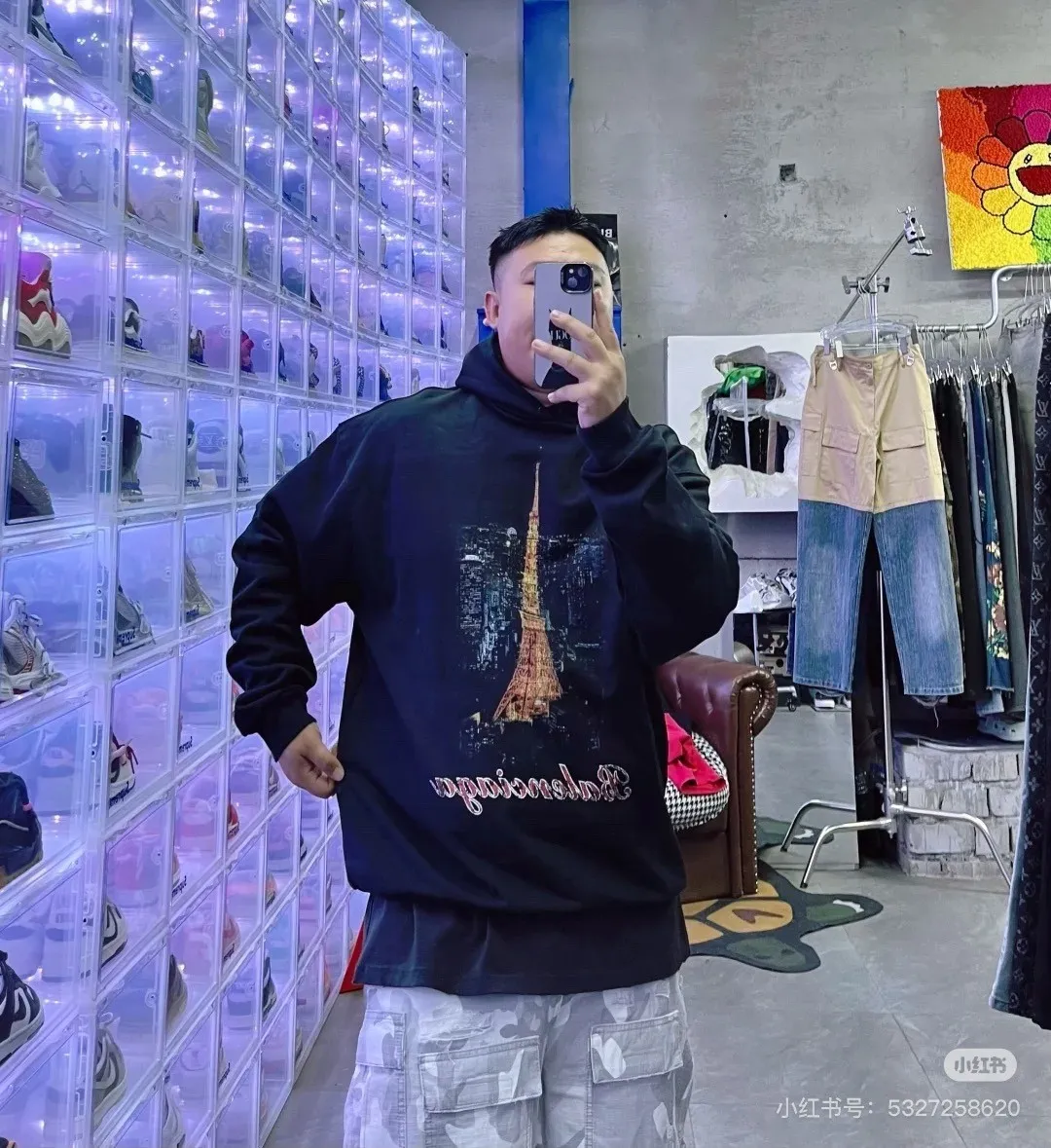♻️💯Upper body reference model picture❤️Top version 𝗕𝗮𝗹𝗲𝗻𝗰𝗶𝗮𝗴𝗮/Paris Letters 2024FW Japan Tokyo Tower limited edition front and back direct-print printing worn washed distressed hooded sweatshirt ✅No.1 quality in this market Real ceiling quality ✅All original development pictures pay attention to details to avoid mixed distribution of stolen pictures by merchants ✅Correct 450 custom-woven and custom-dyed 100% cotton double yarn compact cotton fabric, soft and comfortable ✅Imported Conley direct-injection printing color ZP consistent, clear and firm without hand feel ✅Custom-dyed threads, no color difference and no deformation, worn details consistent ZP ✅Ready-made garments washed and distressed, overweight craftsmanship, good color fastness, ZP consistent Here I will explain why I am a little more expensive than others, 1. It seems to be a simple printing or embroidery, but it is not simple at all. 10000% imported machine restoration, not just words. Welcome to compare with peers. 2. Each model is produced by the company, and the details of workmanship and fabrics are consistent with the original ones. It is guaranteed that there will be no color difference with the counters. Reproduction is not scary. Whoever is fake will be embarrassed. It’s not shameful to make a replica, it’s shameful if you can’t buy the correct version if you make a replica.  3. Note that the threaded collars are all original collars of certain countries and regions, with high wrapping. The width of the neckline and cabinets are accurate to the millimeter. Thick necklines are not easy to deform. The collars of high-end products are all restored cabinets. They are different from the big collars in the world. Ordinary garbage short-sleeves are printed with a print. The clavicle of the upper body is exposed. Please be patient. Customers who have bought genuine products or have seen genuine products will come back to place orders again. This is quality. This is quality. 4. Different styles of washed wheat main wheat, including imported wheat, have different colors and codes. Really restore the counter. As we all know, Balenciaga's collar labels in each quarter have different English or different colors. This distinguishes fast food from the world's same-colored main wheat washed wheat. 5. Pay attention to the workmanship. The stitching at the neckline has no folds, smooth and natural without overlapping lines, and truly restores this. This is something that many people cannot do. 6. The fabric is made of 450g Paris-specific double yarn. No one can make better fabrics than my family. There is really no way to compare it with the ordinary version on the market. Respect it. It is genuine and costs several thousand yuan. Don’t judge the quality of street stall products. 7. The workmanship is fully restored and the packaging is fully restored. The cost is huge. 8. I guarantee here that this is the highest quality you can find. Size: S-XL P:460