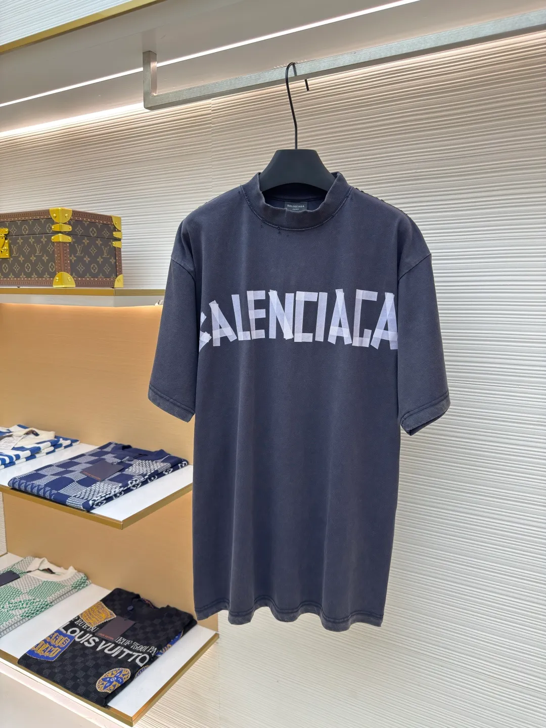 Balenciaga Masking Tape Short Sleeves ●Authentic product: Purchased and developed for 2799 ●Item No.: 1680269-A35 ●Fabric: Ribbed process ●Technology: Washed and brushed ●Version: Fitted version ●Weight: about 365 grams ●Size: 1-2-3-4 ●Description: The sleeves and hem are worn with a frayed effect. The lining is clean. No ends. No excess edges. The shoulders are frayed and the stitching is straight. Three-needle and five-thread craftsmanship. The shoulders are lined with taping. The fabric is made of distressed washed and brushed technology. The collar is designed with frayed holes. The ribbed fabric is custom-woven and dyed. The color is consistent and there is no color difference. Masking tape letters are used on the chest. The overall process of heavy craftsmanship. The washed fabric is comfortable and soft. The effect is worn and washed. The letters on the back are manually counter-positioned and shaped with a hot plate for glue printing. The overall wiring is straight and delicate, the fabric is comfortable and soft, and the color is consistent without color difference. It can be matched with the same style to create a fashionable look and control various occasions. Customized accessories, complete with three standards, same style for men and women!