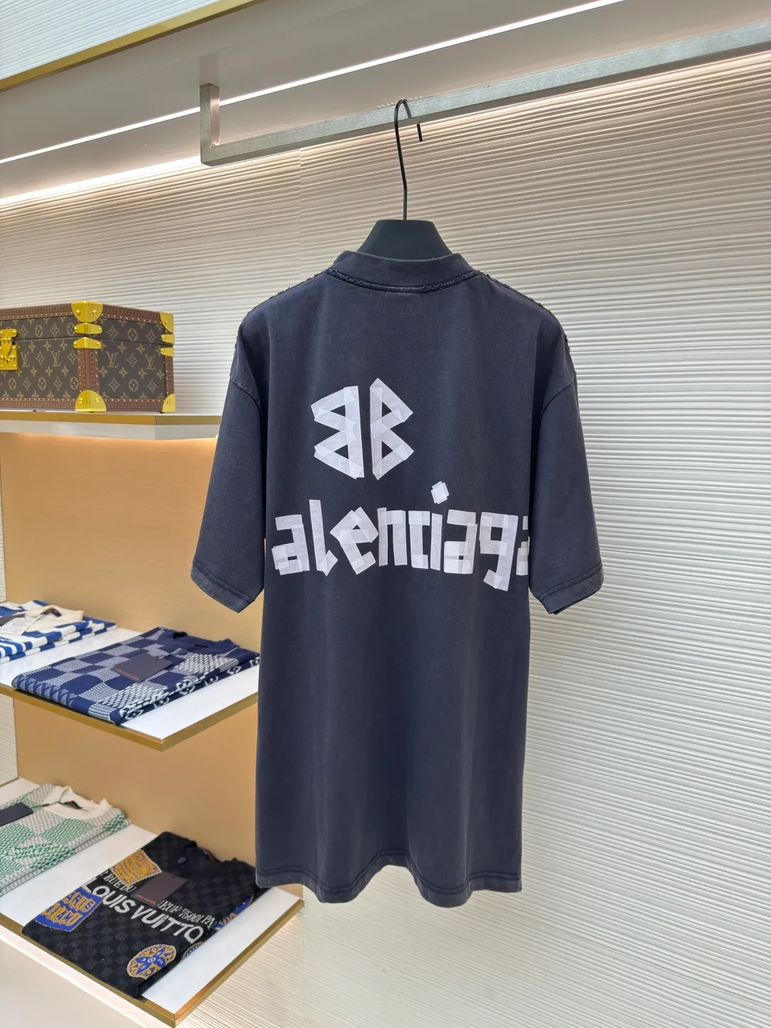 Balenciaga Masking Tape Short Sleeves ●Authentic product: Purchased and developed for 2799 ●Item No.: 1680269-A35 ●Fabric: Ribbed process ●Technology: Washed and brushed ●Version: Fitted version ●Weight: about 365 grams ●Size: 1-2-3-4 ●Description: The sleeves and hem are worn with a frayed effect. The lining is clean. No ends. No excess edges. The shoulders are frayed and the stitching is straight. Three-needle and five-thread craftsmanship. The shoulders are lined with taping. The fabric is made of distressed washed and brushed technology. The collar is designed with frayed holes. The ribbed fabric is custom-woven and dyed. The color is consistent and there is no color difference. Masking tape letters are used on the chest. The overall process of heavy craftsmanship. The washed fabric is comfortable and soft. The effect is worn and washed. The letters on the back are manually counter-positioned and shaped with a hot plate for glue printing. The overall wiring is straight and delicate, the fabric is comfortable and soft, and the color is consistent without color difference. It can be matched with the same style to create a fashionable look and control various occasions. Customized accessories, complete with three standards, same style for men and women!