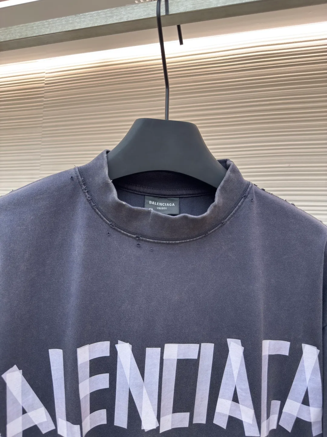 Balenciaga Masking Tape Short Sleeves ●Authentic product: Purchased and developed for 2799 ●Item No.: 1680269-A35 ●Fabric: Ribbed process ●Technology: Washed and brushed ●Version: Fitted version ●Weight: about 365 grams ●Size: 1-2-3-4 ●Description: The sleeves and hem are worn with a frayed effect. The lining is clean. No ends. No excess edges. The shoulders are frayed and the stitching is straight. Three-needle and five-thread craftsmanship. The shoulders are lined with taping. The fabric is made of distressed washed and brushed technology. The collar is designed with frayed holes. The ribbed fabric is custom-woven and dyed. The color is consistent and there is no color difference. Masking tape letters are used on the chest. The overall process of heavy craftsmanship. The washed fabric is comfortable and soft. The effect is worn and washed. The letters on the back are manually counter-positioned and shaped with a hot plate for glue printing. The overall wiring is straight and delicate, the fabric is comfortable and soft, and the color is consistent without color difference. It can be matched with the same style to create a fashionable look and control various occasions. Customized accessories, complete with three standards, same style for men and women!