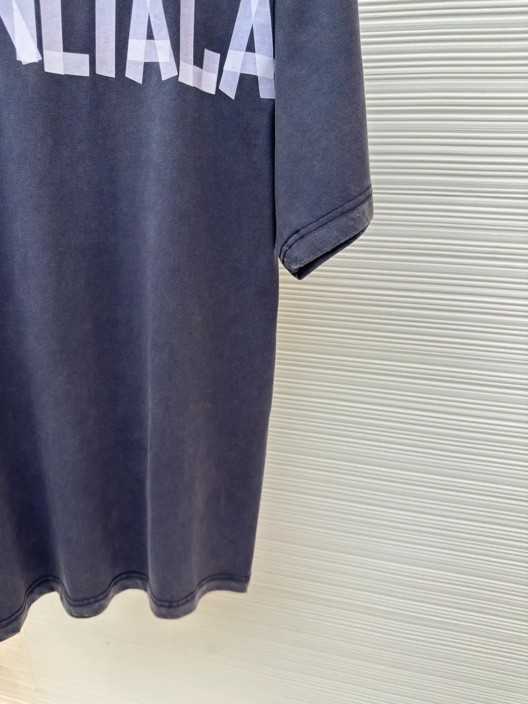 Balenciaga Masking Tape Short Sleeves ●Authentic product: Purchased and developed for 2799 ●Item No.: 1680269-A35 ●Fabric: Ribbed process ●Technology: Washed and brushed ●Version: Fitted version ●Weight: about 365 grams ●Size: 1-2-3-4 ●Description: The sleeves and hem are worn with a frayed effect. The lining is clean. No ends. No excess edges. The shoulders are frayed and the stitching is straight. Three-needle and five-thread craftsmanship. The shoulders are lined with taping. The fabric is made of distressed washed and brushed technology. The collar is designed with frayed holes. The ribbed fabric is custom-woven and dyed. The color is consistent and there is no color difference. Masking tape letters are used on the chest. The overall process of heavy craftsmanship. The washed fabric is comfortable and soft. The effect is worn and washed. The letters on the back are manually counter-positioned and shaped with a hot plate for glue printing. The overall wiring is straight and delicate, the fabric is comfortable and soft, and the color is consistent without color difference. It can be matched with the same style to create a fashionable look and control various occasions. Customized accessories, complete with three standards, same style for men and women!