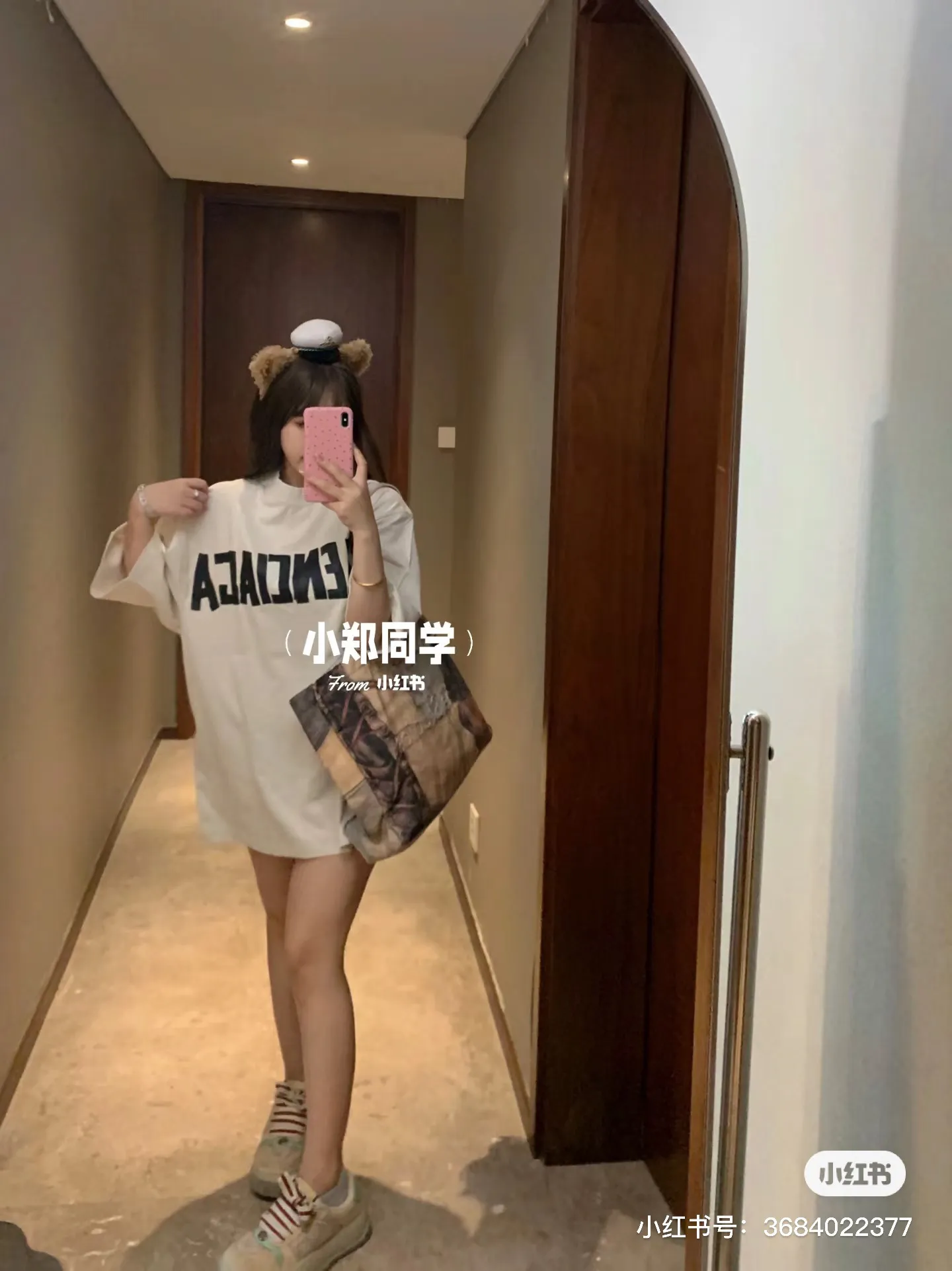♻️💯Upper body reference model picture❤️【New arrival】Top version - BALENCIAGA - Masking tape short-sleeved T-shirt. The original development of custom-woven fabric technology and washing treatment. High-gram weight 300g fabric, full texture, clean cloth surface, soft and comfortable. Solona thread custom-dyed without color difference. The fabric is made of 16s single yarn combed cotton plain weave. The original is custom-dyed in gray and black, and the front panel is printed using an elliptical machine screen + digital direct inkjet integrated machine. Imported environmentally friendly glue + transparent slurry is used as a base and the digital slurry is scraped twice. The color is printed using digital direct inkjet printing. According to the original refined artwork, the color is deepened at the connection position of the letters. The overall visual effect is like a hand-made decal on textured paper. The back panel is printed with fluorescent ink, and all the blurred strokes are hand-painted at the connecting positions of the letters, making the letters more three-dimensional in the overall visual effect. The ready-made garments are manually frayed + cut to make holes, and softeners are added to sand-wash, stir-fry, make the color old and soft. os dropped shoulders, loose version, same style for men and women. Color: Reactive White Size: XS-L P:280