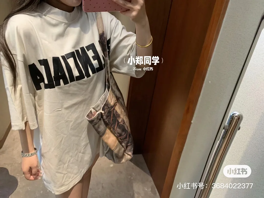 ♻️💯Upper body reference model picture❤️【New arrival】Top version - BALENCIAGA - Masking tape short-sleeved T-shirt. The original development of custom-woven fabric technology and washing treatment. High-gram weight 300g fabric, full texture, clean cloth surface, soft and comfortable. Solona thread custom-dyed without color difference. The fabric is made of 16s single yarn combed cotton plain weave. The original is custom-dyed in gray and black, and the front panel is printed using an elliptical machine screen + digital direct inkjet integrated machine. Imported environmentally friendly glue + transparent slurry is used as a base and the digital slurry is scraped twice. The color is printed using digital direct inkjet printing. According to the original refined artwork, the color is deepened at the connection position of the letters. The overall visual effect is like a hand-made decal on textured paper. The back panel is printed with fluorescent ink, and all the blurred strokes are hand-painted at the connecting positions of the letters, making the letters more three-dimensional in the overall visual effect. The ready-made garments are manually frayed + cut to make holes, and softeners are added to sand-wash, stir-fry, make the color old and soft. os dropped shoulders, loose version, same style for men and women. Color: Reactive White Size: XS-L P:280