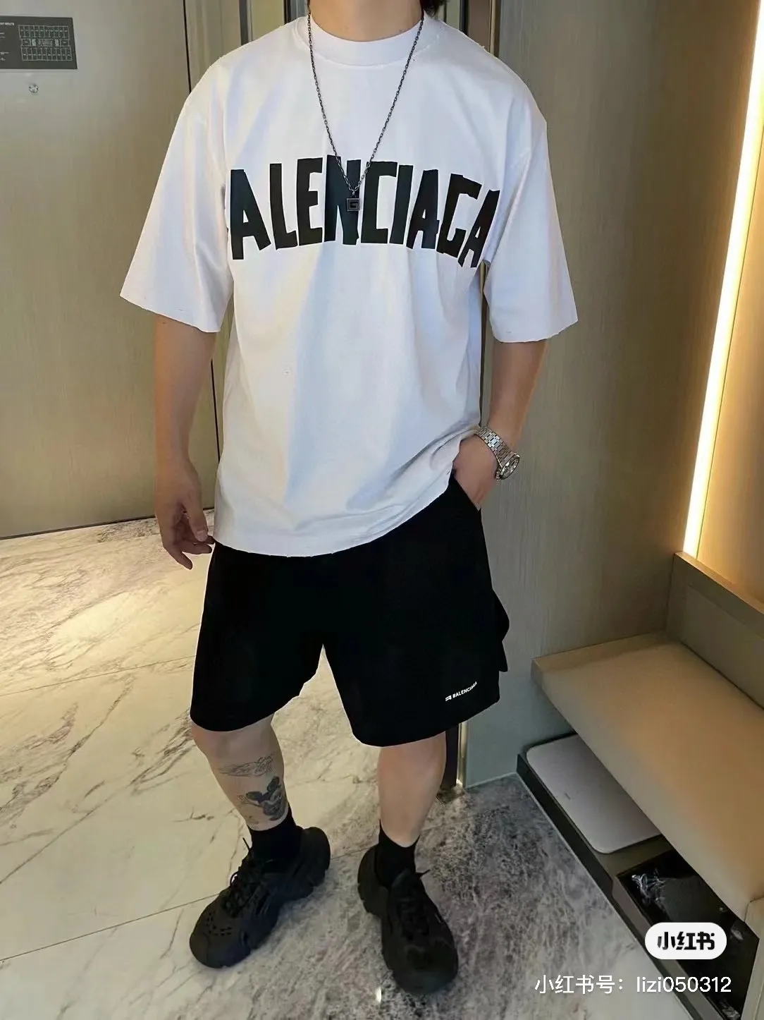 ♻️💯Upper body reference model picture❤️【New arrival】Top version - BALENCIAGA - Masking tape short-sleeved T-shirt. The original development of custom-woven fabric technology and washing treatment. High-gram weight 300g fabric, full texture, clean cloth surface, soft and comfortable. Solona thread custom-dyed without color difference. The fabric is made of 16s single yarn combed cotton plain weave. The original is custom-dyed in gray and black, and the front panel is printed using an elliptical machine screen + digital direct inkjet integrated machine. Imported environmentally friendly glue + transparent slurry is used as a base and the digital slurry is scraped twice. The color is printed using digital direct inkjet printing. According to the original refined artwork, the color is deepened at the connection position of the letters. The overall visual effect is like a hand-made decal on textured paper. The back panel is printed with fluorescent ink, and all the blurred strokes are hand-painted at the connecting positions of the letters, making the letters more three-dimensional in the overall visual effect. The ready-made garments are manually frayed + cut to make holes, and softeners are added to sand-wash, stir-fry, make the color old and soft. os dropped shoulders, loose version, same style for men and women. Color: Reactive White Size: XS-L P:280
