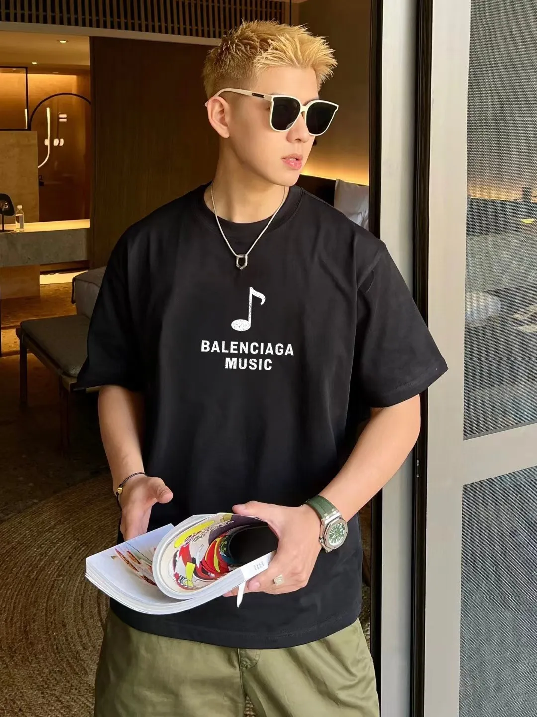 ♻️💯Upper body reference model picture❤️Top top version BALENCIAGA/Balenciaga 2024 SS front and rear white ink direct-printed musical note short-sleeved T-shirt ✅No. 1 quality in this market Real ceiling quality ✅All original development attention to detail pictures to avoid stolen pictures merchants mixed ✅Correct 260g custom-woven and dyed double yarn fabric Soft, breathable and comfortable ✅Imported Tajima embroidery machine 150,000 needle embroidery, full effect, three-dimensional and clear ✅Attention! The letter embroidery on the chest is hand-made and worn. The back of the garment is sewn with the car logo on the back collar. The original version is the same. The details are full and fixed-dyed threads. No color difference. No deformation. Overweight craftsmanship. Different market currencies. Here I will explain why mine is a little more expensive than others. 1. It seems to be a simple printing or embroidery. In fact, it is not simple at all. 10000% imported machine restoration. Not just lip service. Welcome to compare with peers. 2. Each model is produced by the company. The detailed workmanship and fabrics are consistent with the original product. Guaranteed no color difference from the counter. Reproduction is not scary. Whoever fakes it will be embarrassed. It’s not shameful to make a replica, it’s shameful if you can’t buy the correct version if you make a replica. 3. Note that the threaded collars are all original collars of certain countries and regions, with high wrapping. The width of the neckline and cabinets are accurate to the millimeter. Thick necklines are not easy to deform. The collars of high-end products are all restored cabinets. They are different from the big collars in the world. Ordinary garbage short-sleeves are printed with a print. The clavicle of the upper body is exposed. Please be patient. Customers who have bought genuine products or have seen genuine products will come back to place orders again. This is quality. This is quality. 4. Different styles of washed wheat main wheat, including imported wheat, have different colors and codes. Really restore the counter. As we all know, Balenciaga has different English or different colors on the collar labels of each quarter. This distinguishes the fast food products with the same common main wheat washed wheat. 5. Pay attention to the workmanship. The stitching at the neckline has no folds, smooth and natural without overlapping lines, and truly restores this. This is something that many people cannot do. 6. The fabric is made of 260g Paris-specific double yarn. No one can make better fabrics than my family. There's really no way to compare it with the ordinary version on the market. Respect it. It's genuine and costs thousands of dollars. Don't buy street stalls. Quality 7. The workmanship is fully restored. The packaging is fully restored. The cost is huge. 8. I guarantee here that this is the highest quality you can find. Size: XS-S-M-L P:260