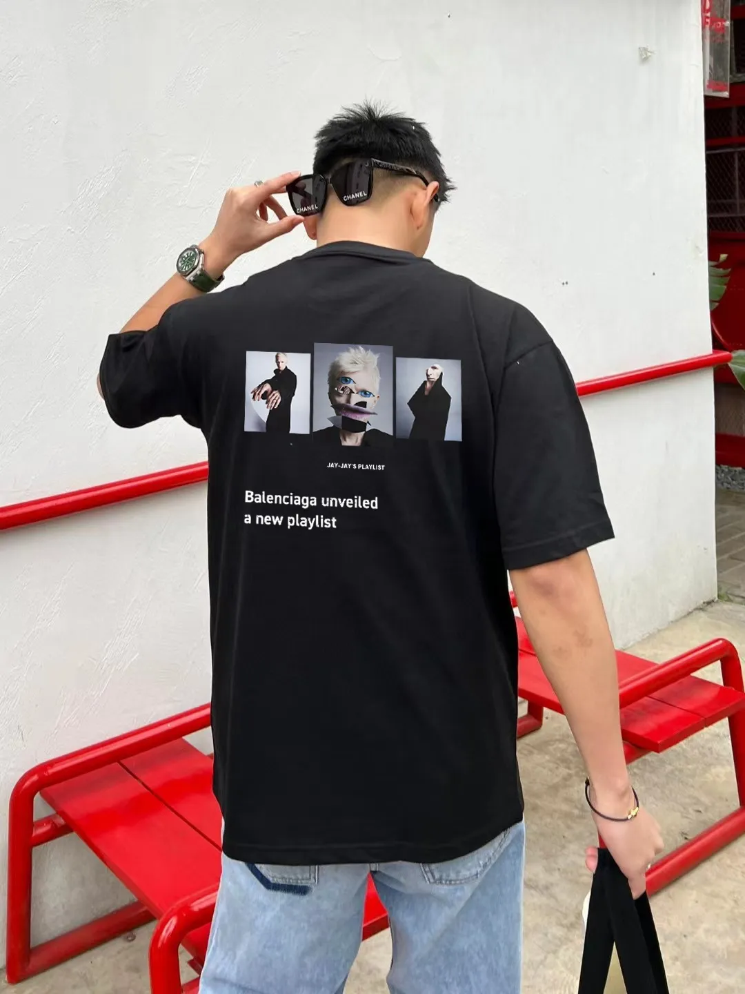 ♻️💯Upper body reference model picture❤️Top top version BALENCIAGA/Balenciaga 2024 SS front and rear white ink direct-printed musical note short-sleeved T-shirt ✅No. 1 quality in this market Real ceiling quality ✅All original development attention to detail pictures to avoid stolen pictures merchants mixed ✅Correct 260g custom-woven and dyed double yarn fabric Soft, breathable and comfortable ✅Imported Tajima embroidery machine 150,000 needle embroidery, full effect, three-dimensional and clear ✅Attention! The letter embroidery on the chest is hand-made and worn. The back of the garment is sewn with the car logo on the back collar. The original version is the same. The details are full and fixed-dyed threads. No color difference. No deformation. Overweight craftsmanship. Different market currencies. Here I will explain why mine is a little more expensive than others. 1. It seems to be a simple printing or embroidery. In fact, it is not simple at all. 10000% imported machine restoration. Not just lip service. Welcome to compare with peers. 2. Each model is produced by the company. The detailed workmanship and fabrics are consistent with the original product. Guaranteed no color difference from the counter. Reproduction is not scary. Whoever fakes it will be embarrassed. It’s not shameful to make a replica, it’s shameful if you can’t buy the correct version if you make a replica. 3. Note that the threaded collars are all original collars of certain countries and regions, with high wrapping. The width of the neckline and cabinets are accurate to the millimeter. Thick necklines are not easy to deform. The collars of high-end products are all restored cabinets. They are different from the big collars in the world. Ordinary garbage short-sleeves are printed with a print. The clavicle of the upper body is exposed. Please be patient. Customers who have bought genuine products or have seen genuine products will come back to place orders again. This is quality. This is quality. 4. Different styles of washed wheat main wheat, including imported wheat, have different colors and codes. Really restore the counter. As we all know, Balenciaga has different English or different colors on the collar labels of each quarter. This distinguishes the fast food products with the same common main wheat washed wheat. 5. Pay attention to the workmanship. The stitching at the neckline has no folds, smooth and natural without overlapping lines, and truly restores this. This is something that many people cannot do. 6. The fabric is made of 260g Paris-specific double yarn. No one can make better fabrics than my family. There's really no way to compare it with the ordinary version on the market. Respect it. It's genuine and costs thousands of dollars. Don't buy street stalls. Quality 7. The workmanship is fully restored. The packaging is fully restored. The cost is huge. 8. I guarantee here that this is the highest quality you can find. Size: XS-S-M-L P:260