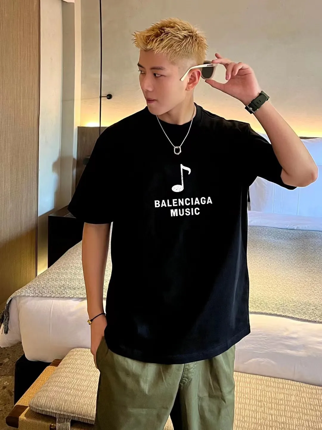 ♻️💯Upper body reference model picture❤️Top top version BALENCIAGA/Balenciaga 2024 SS front and rear white ink direct-printed musical note short-sleeved T-shirt ✅No. 1 quality in this market Real ceiling quality ✅All original development attention to detail pictures to avoid stolen pictures merchants mixed ✅Correct 260g custom-woven and dyed double yarn fabric Soft, breathable and comfortable ✅Imported Tajima embroidery machine 150,000 needle embroidery, full effect, three-dimensional and clear ✅Attention! The letter embroidery on the chest is hand-made and worn. The back of the garment is sewn with the car logo on the back collar. The original version is the same. The details are full and fixed-dyed threads. No color difference. No deformation. Overweight craftsmanship. Different market currencies. Here I will explain why mine is a little more expensive than others. 1. It seems to be a simple printing or embroidery. In fact, it is not simple at all. 10000% imported machine restoration. Not just lip service. Welcome to compare with peers. 2. Each model is produced by the company. The detailed workmanship and fabrics are consistent with the original product. Guaranteed no color difference from the counter. Reproduction is not scary. Whoever fakes it will be embarrassed. It’s not shameful to make a replica, it’s shameful if you can’t buy the correct version if you make a replica. 3. Note that the threaded collars are all original collars of certain countries and regions, with high wrapping. The width of the neckline and cabinets are accurate to the millimeter. Thick necklines are not easy to deform. The collars of high-end products are all restored cabinets. They are different from the big collars in the world. Ordinary garbage short-sleeves are printed with a print. The clavicle of the upper body is exposed. Please be patient. Customers who have bought genuine products or have seen genuine products will come back to place orders again. This is quality. This is quality. 4. Different styles of washed wheat main wheat, including imported wheat, have different colors and codes. Really restore the counter. As we all know, Balenciaga has different English or different colors on the collar labels of each quarter. This distinguishes the fast food products with the same common main wheat washed wheat. 5. Pay attention to the workmanship. The stitching at the neckline has no folds, smooth and natural without overlapping lines, and truly restores this. This is something that many people cannot do. 6. The fabric is made of 260g Paris-specific double yarn. No one can make better fabrics than my family. There's really no way to compare it with the ordinary version on the market. Respect it. It's genuine and costs thousands of dollars. Don't buy street stalls. Quality 7. The workmanship is fully restored. The packaging is fully restored. The cost is huge. 8. I guarantee here that this is the highest quality you can find. Size: XS-S-M-L P:260