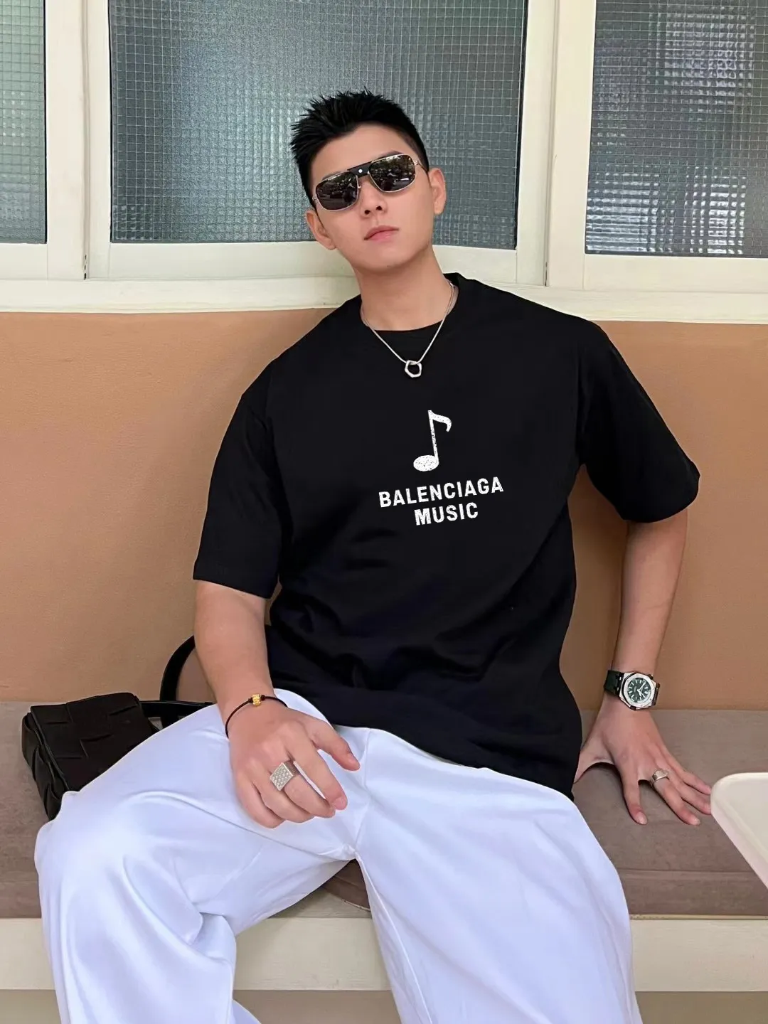 ♻️💯Upper body reference model picture❤️Top top version BALENCIAGA/Balenciaga 2024 SS front and rear white ink direct-printed musical note short-sleeved T-shirt ✅No. 1 quality in this market Real ceiling quality ✅All original development attention to detail pictures to avoid stolen pictures merchants mixed ✅Correct 260g custom-woven and dyed double yarn fabric Soft, breathable and comfortable ✅Imported Tajima embroidery machine 150,000 needle embroidery, full effect, three-dimensional and clear ✅Attention! The letter embroidery on the chest is hand-made and worn. The back of the garment is sewn with the car logo on the back collar. The original version is the same. The details are full and fixed-dyed threads. No color difference. No deformation. Overweight craftsmanship. Different market currencies. Here I will explain why mine is a little more expensive than others. 1. It seems to be a simple printing or embroidery. In fact, it is not simple at all. 10000% imported machine restoration. Not just lip service. Welcome to compare with peers. 2. Each model is produced by the company. The detailed workmanship and fabrics are consistent with the original product. Guaranteed no color difference from the counter. Reproduction is not scary. Whoever fakes it will be embarrassed. It’s not shameful to make a replica, it’s shameful if you can’t buy the correct version if you make a replica. 3. Note that the threaded collars are all original collars of certain countries and regions, with high wrapping. The width of the neckline and cabinets are accurate to the millimeter. Thick necklines are not easy to deform. The collars of high-end products are all restored cabinets. They are different from the big collars in the world. Ordinary garbage short-sleeves are printed with a print. The clavicle of the upper body is exposed. Please be patient. Customers who have bought genuine products or have seen genuine products will come back to place orders again. This is quality. This is quality. 4. Different styles of washed wheat main wheat, including imported wheat, have different colors and codes. Really restore the counter. As we all know, Balenciaga has different English or different colors on the collar labels of each quarter. This distinguishes the fast food products with the same common main wheat washed wheat. 5. Pay attention to the workmanship. The stitching at the neckline has no folds, smooth and natural without overlapping lines, and truly restores this. This is something that many people cannot do. 6. The fabric is made of 260g Paris-specific double yarn. No one can make better fabrics than my family. There's really no way to compare it with the ordinary version on the market. Respect it. It's genuine and costs thousands of dollars. Don't buy street stalls. Quality 7. The workmanship is fully restored. The packaging is fully restored. The cost is huge. 8. I guarantee here that this is the highest quality you can find. Size: XS-S-M-L P:260