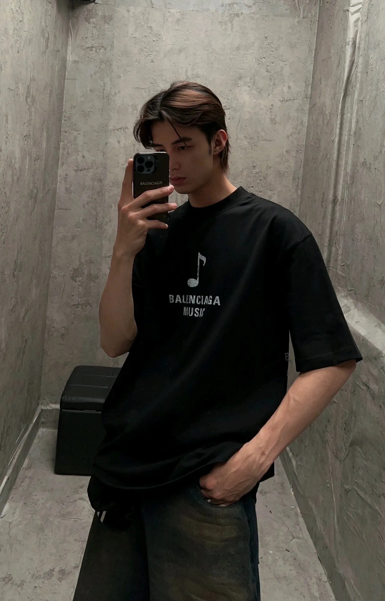 ♻️💯Upper body reference model picture❤️Top top version BALENCIAGA/Balenciaga 2024 SS front and rear white ink direct-printed musical note short-sleeved T-shirt ✅No. 1 quality in this market Real ceiling quality ✅All original development attention to detail pictures to avoid stolen pictures merchants mixed ✅Correct 260g custom-woven and dyed double yarn fabric Soft, breathable and comfortable ✅Imported Tajima embroidery machine 150,000 needle embroidery, full effect, three-dimensional and clear ✅Attention! The letter embroidery on the chest is hand-made and worn. The back of the garment is sewn with the car logo on the back collar. The original version is the same. The details are full and fixed-dyed threads. No color difference. No deformation. Overweight craftsmanship. Different market currencies. Here I will explain why mine is a little more expensive than others. 1. It seems to be a simple printing or embroidery. In fact, it is not simple at all. 10000% imported machine restoration. Not just lip service. Welcome to compare with peers. 2. Each model is produced by the company. The detailed workmanship and fabrics are consistent with the original product. Guaranteed no color difference from the counter. Reproduction is not scary. Whoever fakes it will be embarrassed. It’s not shameful to make a replica, it’s shameful if you can’t buy the correct version if you make a replica. 3. Note that the threaded collars are all original collars of certain countries and regions, with high wrapping. The width of the neckline and cabinets are accurate to the millimeter. Thick necklines are not easy to deform. The collars of high-end products are all restored cabinets. They are different from the big collars in the world. Ordinary garbage short-sleeves are printed with a print. The clavicle of the upper body is exposed. Please be patient. Customers who have bought genuine products or have seen genuine products will come back to place orders again. This is quality. This is quality. 4. Different styles of washed wheat main wheat, including imported wheat, have different colors and codes. Really restore the counter. As we all know, Balenciaga has different English or different colors on the collar labels of each quarter. This distinguishes the fast food products with the same common main wheat washed wheat. 5. Pay attention to the workmanship. The stitching at the neckline has no folds, smooth and natural without overlapping lines, and truly restores this. This is something that many people cannot do. 6. The fabric is made of 260g Paris-specific double yarn. No one can make better fabrics than my family. There's really no way to compare it with the ordinary version on the market. Respect it. It's genuine and costs thousands of dollars. Don't buy street stalls. Quality 7. The workmanship is fully restored. The packaging is fully restored. The cost is huge. 8. I guarantee here that this is the highest quality you can find. Size: XS-S-M-L P:260