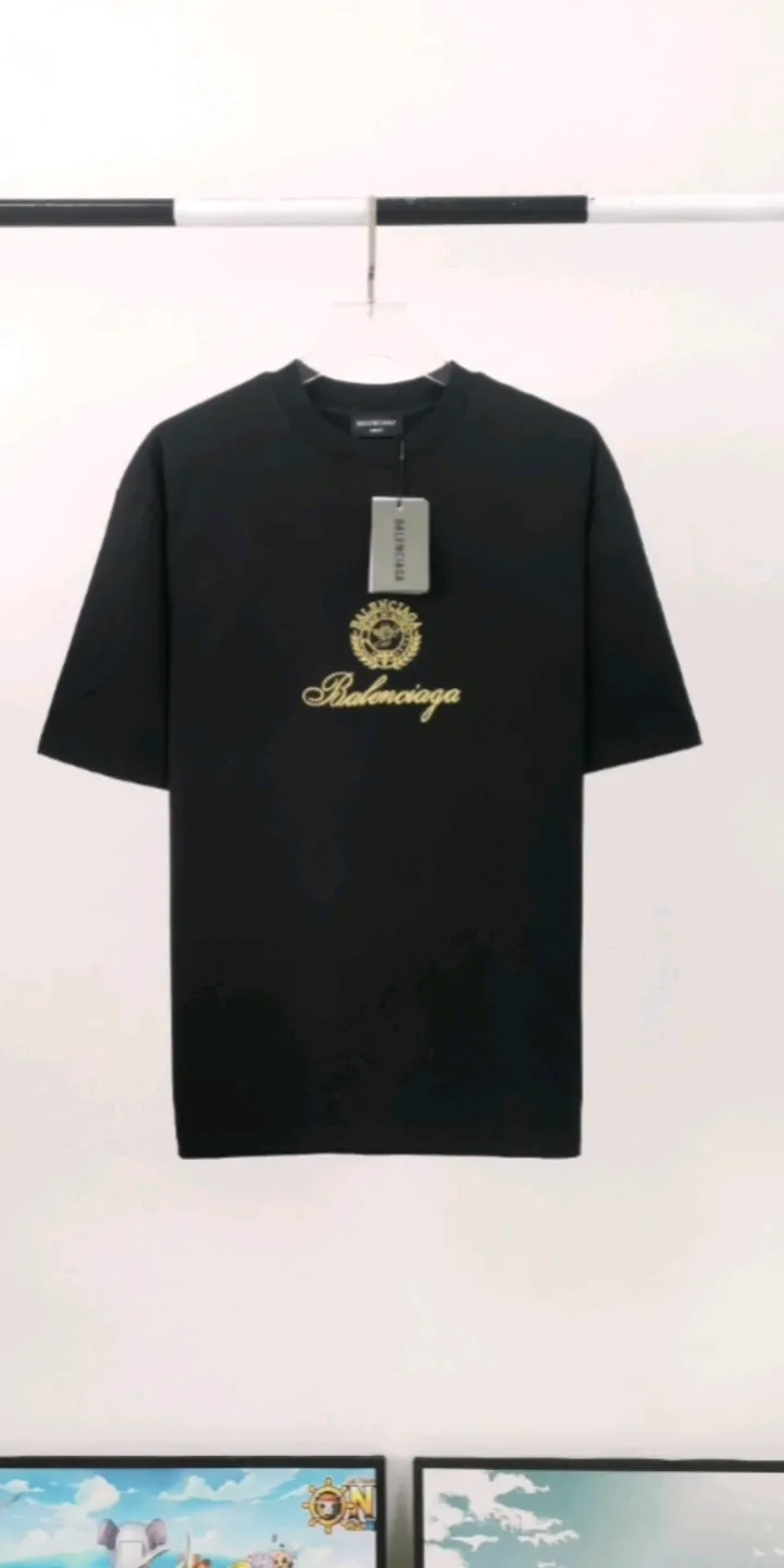 Real shot of the video————The top tested version of BALENCIAGA Balenciaga three-dimensional art embroidery Cupid badge Tanabata Valentine's Day limited edition pure cotton short-sleeved T-shirt for male and female couples stars Tanabata limited edition Cupid gold thread embroidered short-sleeved T-shirt Using imported Tajima machine, the embroidery effect is three-dimensional and full, first-class craftsmanship, the quality is visible to the naked eye, the overall font size, spacing, and detail features of the pattern are restored. The Cupid portrait is outlined by flat embroidery. The surrounding main body adopts precision three-dimensional embroidery technology. The embroidery is very fine and the needlework is dense. The fonts are clear and the lines and three-dimensional sense are strong. It highly restores the yb effect. Custom-woven and dyed 280g top-quality combed cotton fabric. The threads are in the same cylinder with 0 color difference. Exclusive and high-quality. Welcome to compare. Same style for men and women. Color: white, black, pink. Size: XS-L P:260