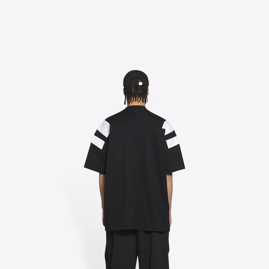 #官网图#——The top-grade certified version of BALENCIAGA/Balenciaga 22SS splicing heavy industry male and female couple star same style short-sleeved T-shirt. Here is an explanation of why mine is dozens of dollars more expensive than others: 1. I feel that there is nothing to explain. This product can be shipped at this price and it is already a philanthropist. The difficulty of splicing. I changed a dozen factories and shook my head. It is a miracle that it can be shipped. 2. Each model is produced by the company. The details of the workmanship and fabrics are consistent with the original ones. There is no color difference between them and the counters. Replica is not terrible. Whoever fakes it will be embarrassed. It’s not shameful to make a replica, it’s shameful if you can’t buy the correct version if you make a replica. All of my series can be found in all major places and will be absolutely stunning! 3. The fabric is made of 280g Paris-specific double yarn. No one can make better fabrics than mine. There is really no way to compare with the ordinary version on the market. Respect it. It is authentic and costs thousands of dollars. Don’t wear the quality of street stalls. 4. The workmanship is restored in all aspects and the packaging is restored in all aspects. 5. I guarantee here that this is the highest quality you can find. Size: XS-L (the correct version size L can wear 220 pounds, which is very large) Fabric: Customized 280g custom-woven and dyed double yarn Color: Black Version: The whole piece adopts three-needle and five-thread technology, (neckline-shoulder seam-sleeve seam-pressed double thread, looks more three-dimensional and textured) The same process as the original original, classic version, small dropped shoulders, micro silhouette! ✔️Correct 240g double yarn fabric ✔️Correct high version ✔️Correct double yarn high weight thread ✔️Correct packaging details P:310