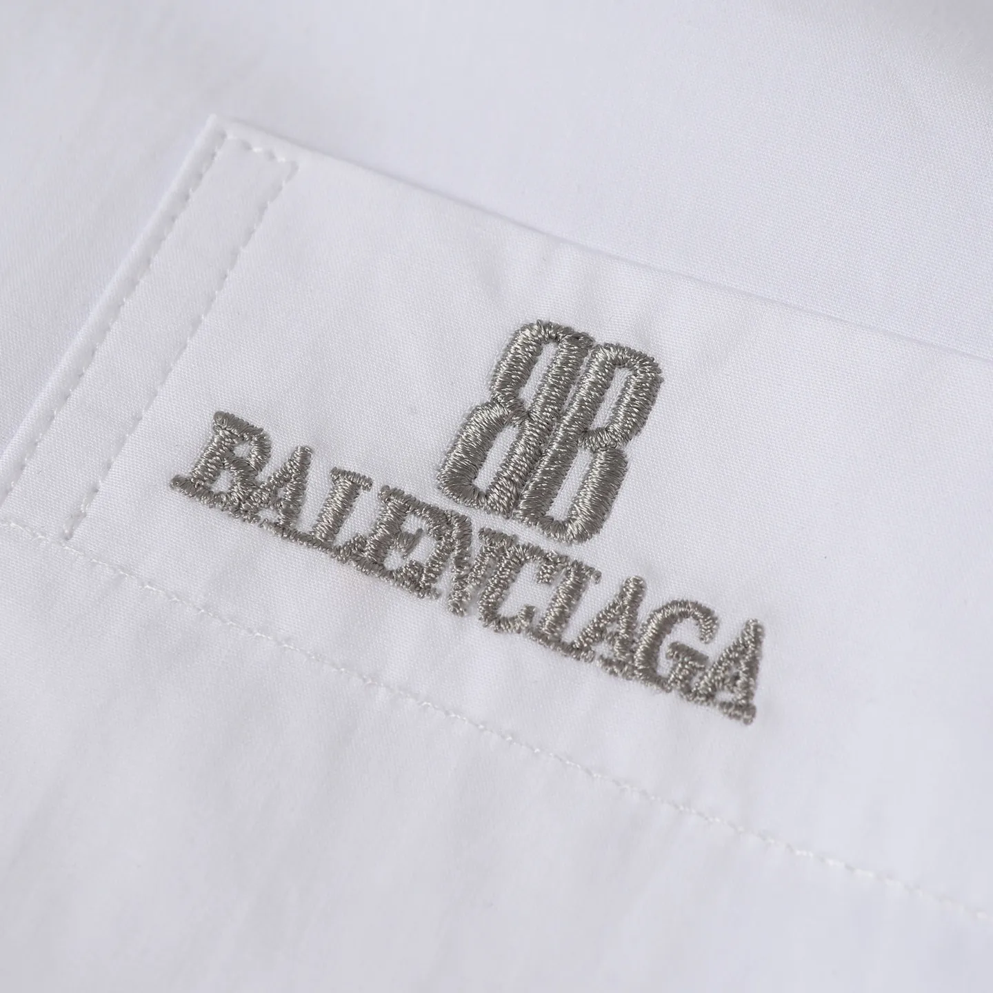 🅿️306 BALENCIAGA BLCG NANO BB embroidered long-sleeved shirt. Customized plain cotton fabric, imported machine embroidery technology, using side-turn buried stitching process to provide high-quality stitching effect, smooth and neat, neat and tidy. The fabrics have been sand washed for better hand feel and texture, not easy to deform, not easy to shrink, not easy to fade, customized accessories, loose version Color: black/white Size: 36 38 40 42