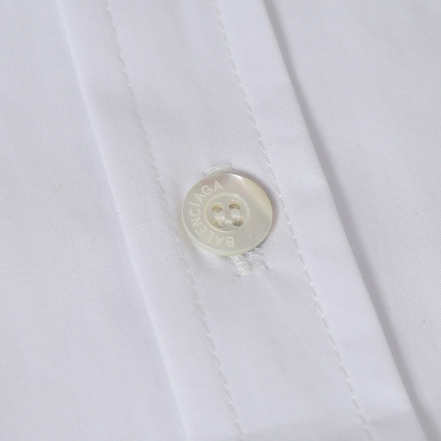 🅿️306 BALENCIAGA BLCG NANO BB embroidered long-sleeved shirt. Customized plain cotton fabric, imported machine embroidery technology, using side-turn buried stitching process to provide high-quality stitching effect, smooth and neat, neat and tidy. The fabrics have been sand washed for better hand feel and texture, not easy to deform, not easy to shrink, not easy to fade, customized accessories, loose version Color: black/white Size: 36 38 40 42