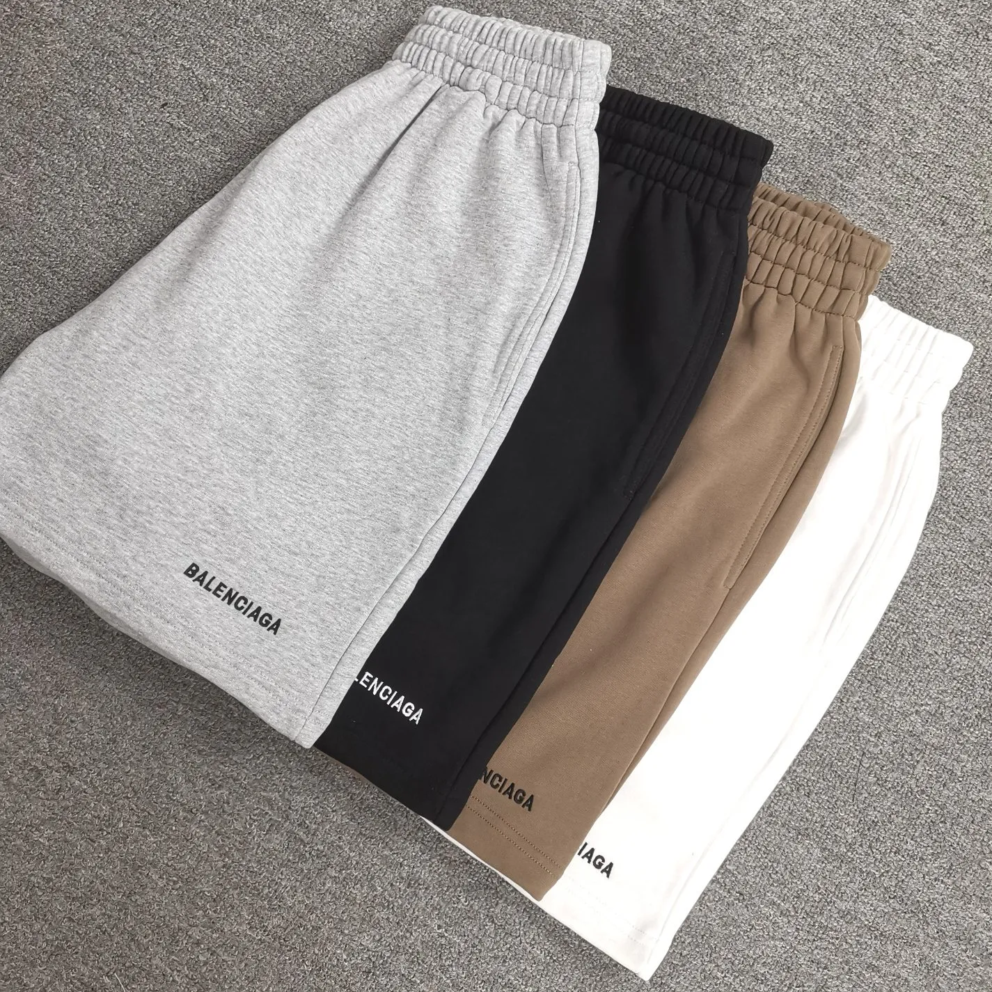 The top tested version of BALENCIAGA basic embroidered cotton loose shorts for men and women, the same trendy brand shorts for men and women. Fabric: Customized fish scale terry cotton fabric 440 grams, super heavy, ready-to-wear washable, soft and comfortable to the touch. Printing: Japanese Tajima embroidery technology is used, the embroidery is accurate, the printing is meticulous and full, and there is no thread skipping. Accessories: Customized full set of BLCG accessories Color: dark brown, gray, black, white Size: XS-L P:310