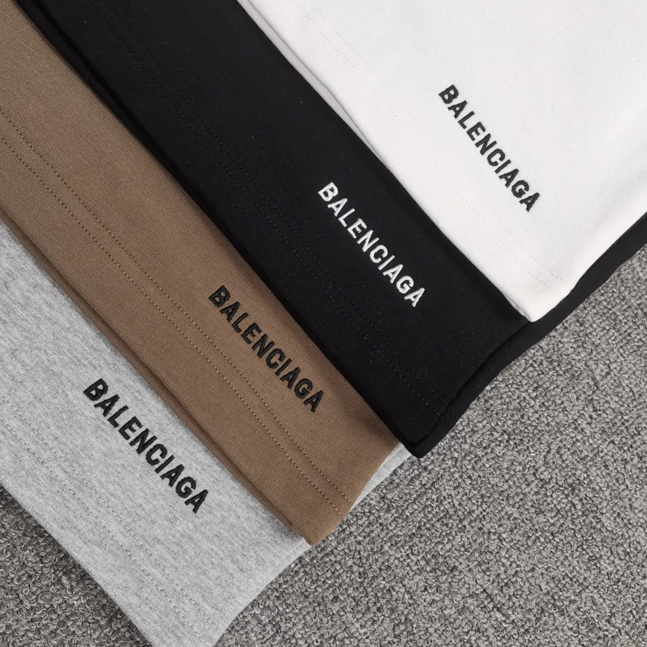 The top tested version of BALENCIAGA basic embroidered cotton loose shorts for men and women, the same trendy brand shorts for men and women. Fabric: Customized fish scale terry cotton fabric 440 grams, super heavy, ready-to-wear washable, soft and comfortable to the touch. Printing: Japanese Tajima embroidery technology is used, the embroidery is accurate, the printing is meticulous and full, and there is no thread skipping. Accessories: Customized full set of BLCG accessories Color: dark brown, gray, black, white Size: XS-L P:310