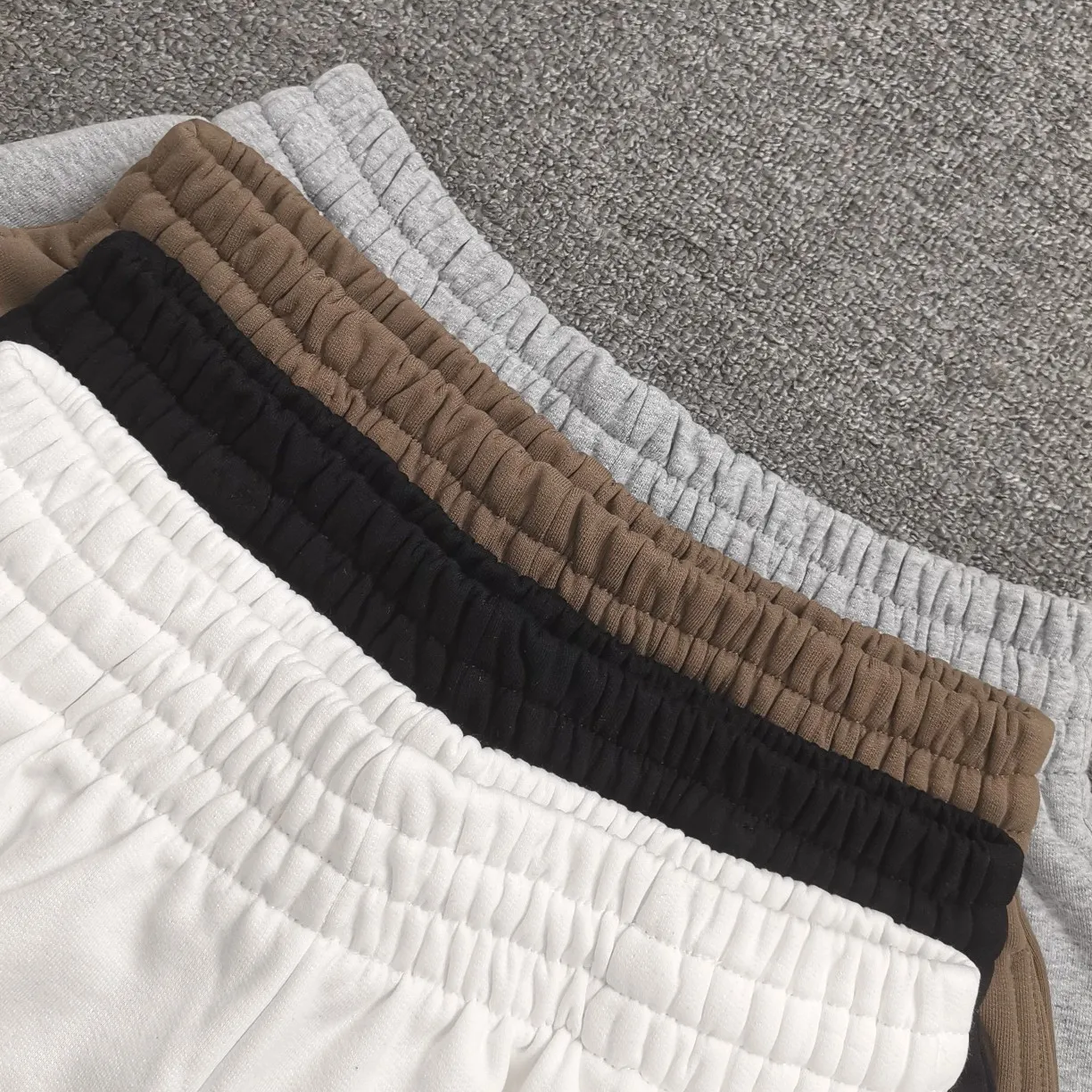 The top tested version of BALENCIAGA basic embroidered cotton loose shorts for men and women, the same trendy brand shorts for men and women. Fabric: Customized fish scale terry cotton fabric 440 grams, super heavy, ready-to-wear washable, soft and comfortable to the touch. Printing: Japanese Tajima embroidery technology is used, the embroidery is accurate, the printing is meticulous and full, and there is no thread skipping. Accessories: Customized full set of BLCG accessories Color: dark brown, gray, black, white Size: XS-L P:310