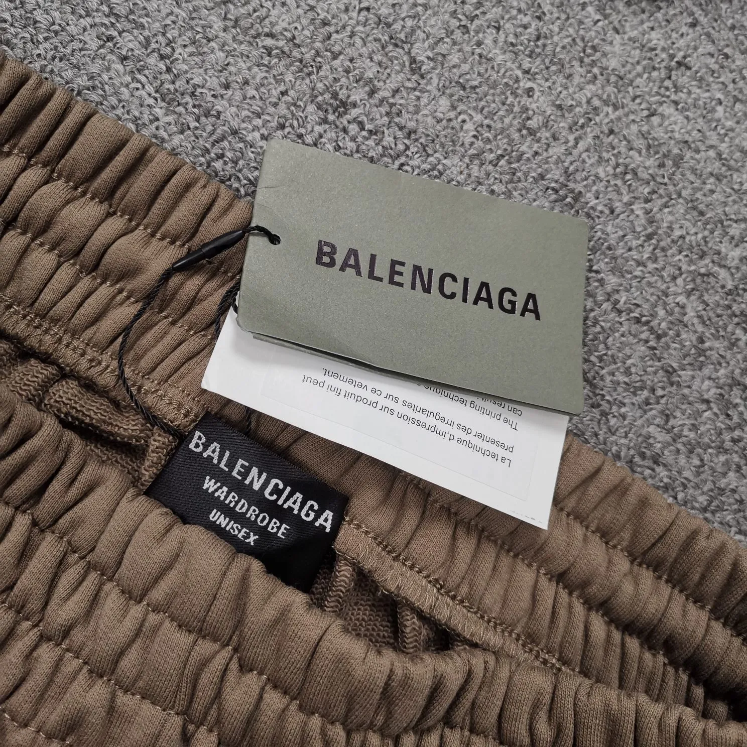 The top tested version of BALENCIAGA basic embroidered cotton loose shorts for men and women, the same trendy brand shorts for men and women. Fabric: Customized fish scale terry cotton fabric 440 grams, super heavy, ready-to-wear washable, soft and comfortable to the touch. Printing: Japanese Tajima embroidery technology is used, the embroidery is accurate, the printing is meticulous and full, and there is no thread skipping. Accessories: Customized full set of BLCG accessories Color: dark brown, gray, black, white Size: XS-L P:310