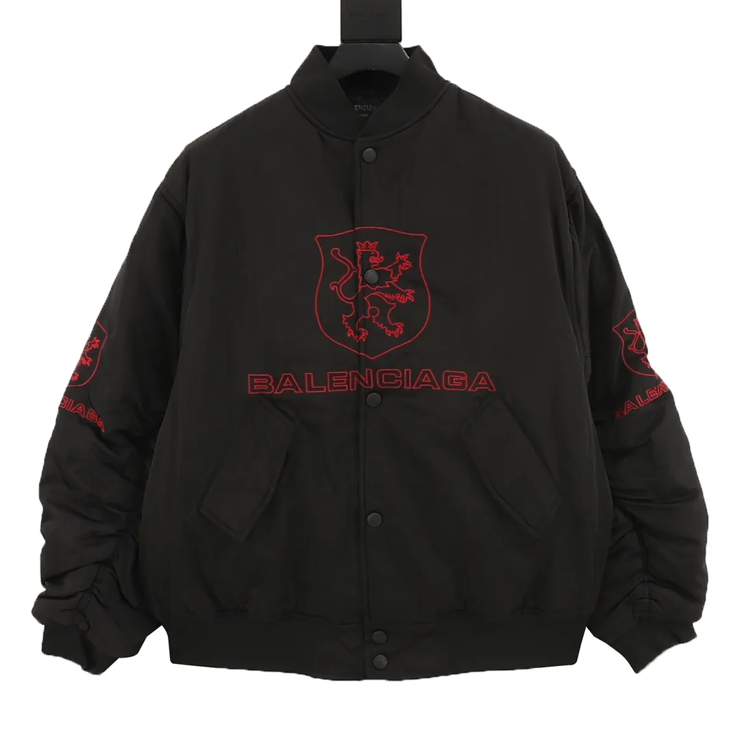 💰630 [Top version] Balenciaga / Balenciaga BLCG 25FW red stripe Manchester United embroidered baseball flight cotton jacket. Made of customized nylon matt nylon fabric. Memory lining is used on the inside. Composite pearl quilting is added on the inside. Classic Alpha Air Force jacket design. 3D three-dimensional tailoring process. Logo adopts Tajima 10000 needle patch embroidery process. Inner pocket design of the clothes. Customized brand logo snap button with mold opening. Pure copper puller. Original main mark, washed tag brand packaging Color: black Size: 46/48/50/52 Size chart: Length Chest Shoulder width Sleeve length 46: 70 132 55 60 48: 72 136 57 61 50: 74 140 58 63 52: 75 144 60 64 Note: There is a difference of 1~2CM due to manual measurement.