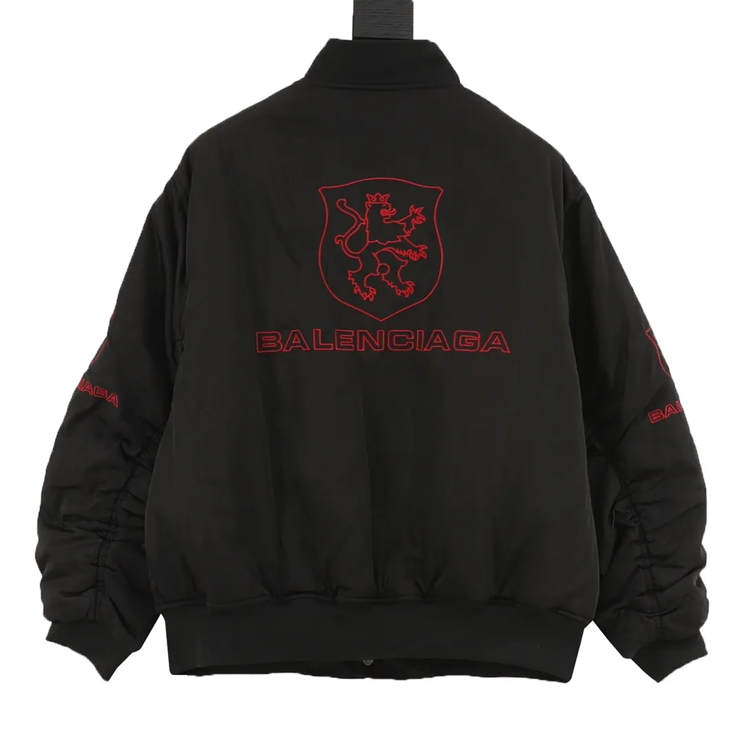 💰630 [Top version] Balenciaga / Balenciaga BLCG 25FW red stripe Manchester United embroidered baseball flight cotton jacket. Made of customized nylon matt nylon fabric. Memory lining is used on the inside. Composite pearl quilting is added on the inside. Classic Alpha Air Force jacket design. 3D three-dimensional tailoring process. Logo adopts Tajima 10000 needle patch embroidery process. Inner pocket design of the clothes. Customized brand logo snap button with mold opening. Pure copper puller. Original main mark, washed tag brand packaging Color: black Size: 46/48/50/52 Size chart: Length Chest Shoulder width Sleeve length 46: 70 132 55 60 48: 72 136 57 61 50: 74 140 58 63 52: 75 144 60 64 Note: There is a difference of 1~2CM due to manual measurement.