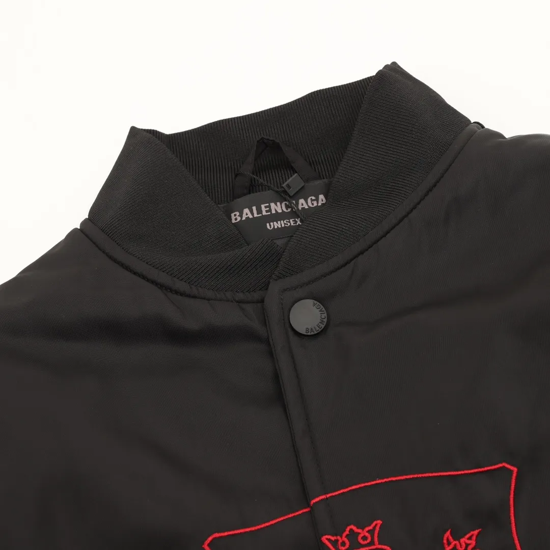 💰630 [Top version] Balenciaga / Balenciaga BLCG 25FW red stripe Manchester United embroidered baseball flight cotton jacket. Made of customized nylon matt nylon fabric. Memory lining is used on the inside. Composite pearl quilting is added on the inside. Classic Alpha Air Force jacket design. 3D three-dimensional tailoring process. Logo adopts Tajima 10000 needle patch embroidery process. Inner pocket design of the clothes. Customized brand logo snap button with mold opening. Pure copper puller. Original main mark, washed tag brand packaging Color: black Size: 46/48/50/52 Size chart: Length Chest Shoulder width Sleeve length 46: 70 132 55 60 48: 72 136 57 61 50: 74 140 58 63 52: 75 144 60 64 Note: There is a difference of 1~2CM due to manual measurement.