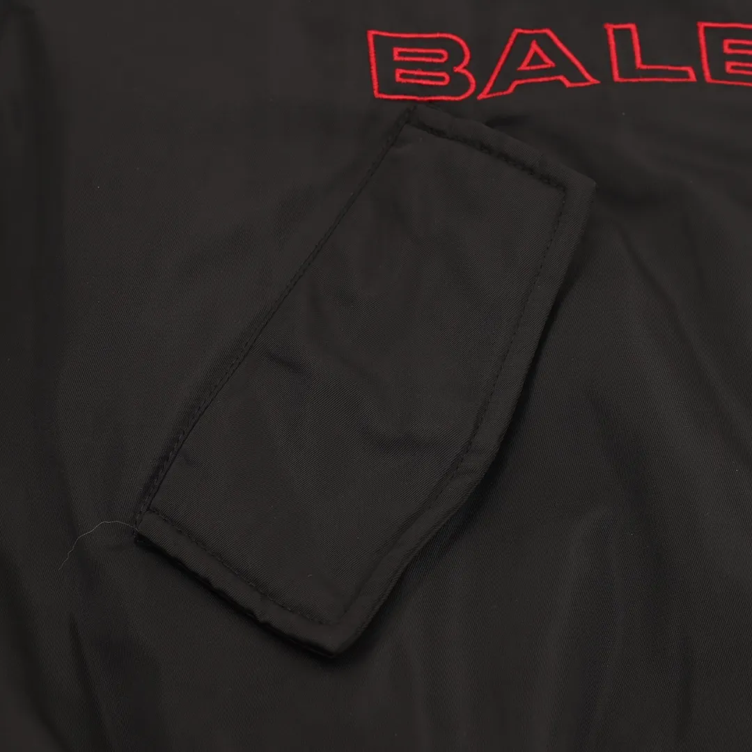 💰630 [Top version] Balenciaga / Balenciaga BLCG 25FW red stripe Manchester United embroidered baseball flight cotton jacket. Made of customized nylon matt nylon fabric. Memory lining is used on the inside. Composite pearl quilting is added on the inside. Classic Alpha Air Force jacket design. 3D three-dimensional tailoring process. Logo adopts Tajima 10000 needle patch embroidery process. Inner pocket design of the clothes. Customized brand logo snap button with mold opening. Pure copper puller. Original main mark, washed tag brand packaging Color: black Size: 46/48/50/52 Size chart: Length Chest Shoulder width Sleeve length 46: 70 132 55 60 48: 72 136 57 61 50: 74 140 58 63 52: 75 144 60 64 Note: There is a difference of 1~2CM due to manual measurement.