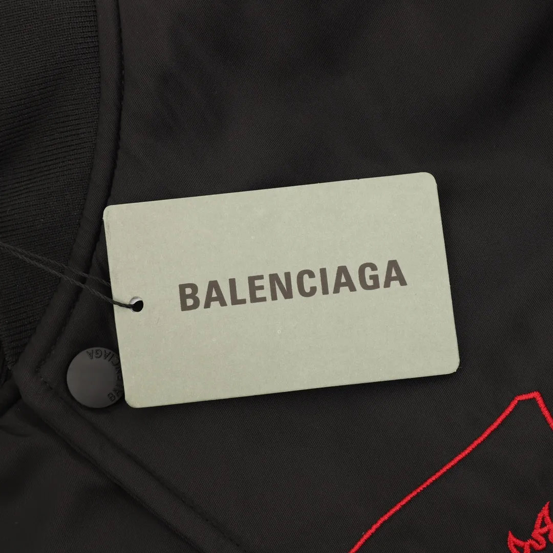💰630 [Top version] Balenciaga / Balenciaga BLCG 25FW red stripe Manchester United embroidered baseball flight cotton jacket. Made of customized nylon matt nylon fabric. Memory lining is used on the inside. Composite pearl quilting is added on the inside. Classic Alpha Air Force jacket design. 3D three-dimensional tailoring process. Logo adopts Tajima 10000 needle patch embroidery process. Inner pocket design of the clothes. Customized brand logo snap button with mold opening. Pure copper puller. Original main mark, washed tag brand packaging Color: black Size: 46/48/50/52 Size chart: Length Chest Shoulder width Sleeve length 46: 70 132 55 60 48: 72 136 57 61 50: 74 140 58 63 52: 75 144 60 64 Note: There is a difference of 1~2CM due to manual measurement.