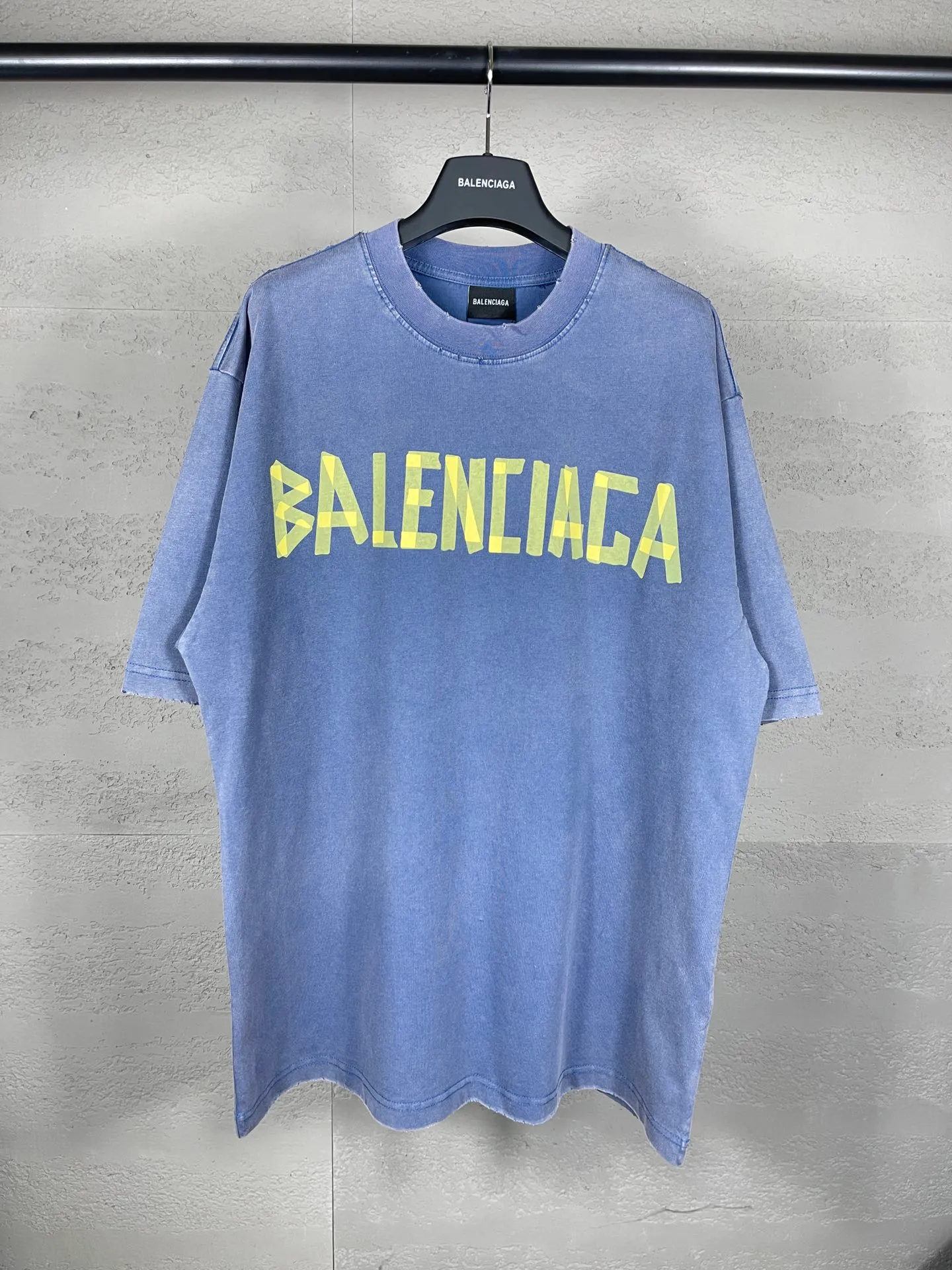 🅿️194 Real photos [Top version. Official website quality] BALENCI*GA/Paris. 23ss latest classic model. Tape pulp printing. Ready-to-wear washed and worn short-sleeved T-shirt. Brick cabinet synchronization. The fabric is made of Paris ZP custom-woven and dyed 100% cotton double yarn compact cotton. The weight is 260 grams, the cloth surface is clean. The cloth pattern is clear, soft and comfortable, and the thread is dyed with no color difference. The classic pattern is printed with environmentally friendly imported materials, and the tape pattern is glued. The letters are clear and the effect is three-dimensional. Restored brick cabinet. The garments were washed and aged, and polished by many hands. Produced by ultra-heavy craftsmanship, the market currency is very different, welcome to compare.                                 Note⚠️ZP is made of iron gray garments that are washed and distressed. Pay attention to the big difference! Welcome to compare! The version adopts OS loose shoulder version. The same style for men and women. Code: BL223089 Color: iron gray, white, fluorescent green, gray blue, coffee color, fog blue, beige gray, burgundy, green, floral gray Size: XS S M L