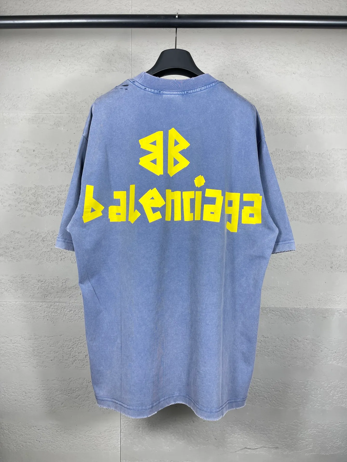 🅿️194 Real photos [Top version. Official website quality] BALENCI*GA/Paris. 23ss latest classic model. Tape pulp printing. Ready-to-wear washed and worn short-sleeved T-shirt. Brick cabinet synchronization. The fabric is made of Paris ZP custom-woven and dyed 100% cotton double yarn compact cotton. The weight is 260 grams, the cloth surface is clean. The cloth pattern is clear, soft and comfortable, and the thread is dyed with no color difference. The classic pattern is printed with environmentally friendly imported materials, and the tape pattern is glued. The letters are clear and the effect is three-dimensional. Restored brick cabinet. The garments were washed and aged, and polished by many hands. Produced by ultra-heavy craftsmanship, the market currency is very different, welcome to compare.                                 Note⚠️ZP is made of iron gray garments that are washed and distressed. Pay attention to the big difference! Welcome to compare! The version adopts OS loose shoulder version. The same style for men and women. Code: BL223089 Color: iron gray, white, fluorescent green, gray blue, coffee color, fog blue, beige gray, burgundy, green, floral gray Size: XS S M L