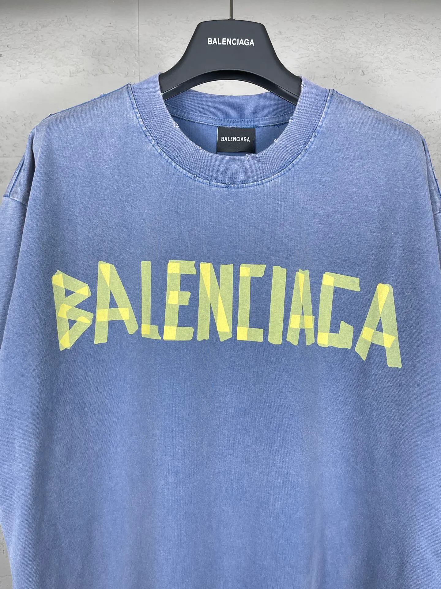 🅿️194 Real photos [Top version. Official website quality] BALENCI*GA/Paris. 23ss latest classic model. Tape pulp printing. Ready-to-wear washed and worn short-sleeved T-shirt. Brick cabinet synchronization. The fabric is made of Paris ZP custom-woven and dyed 100% cotton double yarn compact cotton. The weight is 260 grams, the cloth surface is clean. The cloth pattern is clear, soft and comfortable, and the thread is dyed with no color difference. The classic pattern is printed with environmentally friendly imported materials, and the tape pattern is glued. The letters are clear and the effect is three-dimensional. Restored brick cabinet. The garments were washed and aged, and polished by many hands. Produced by ultra-heavy craftsmanship, the market currency is very different, welcome to compare.                                 Note⚠️ZP is made of iron gray garments that are washed and distressed. Pay attention to the big difference! Welcome to compare! The version adopts OS loose shoulder version. The same style for men and women. Code: BL223089 Color: iron gray, white, fluorescent green, gray blue, coffee color, fog blue, beige gray, burgundy, green, floral gray Size: XS S M L