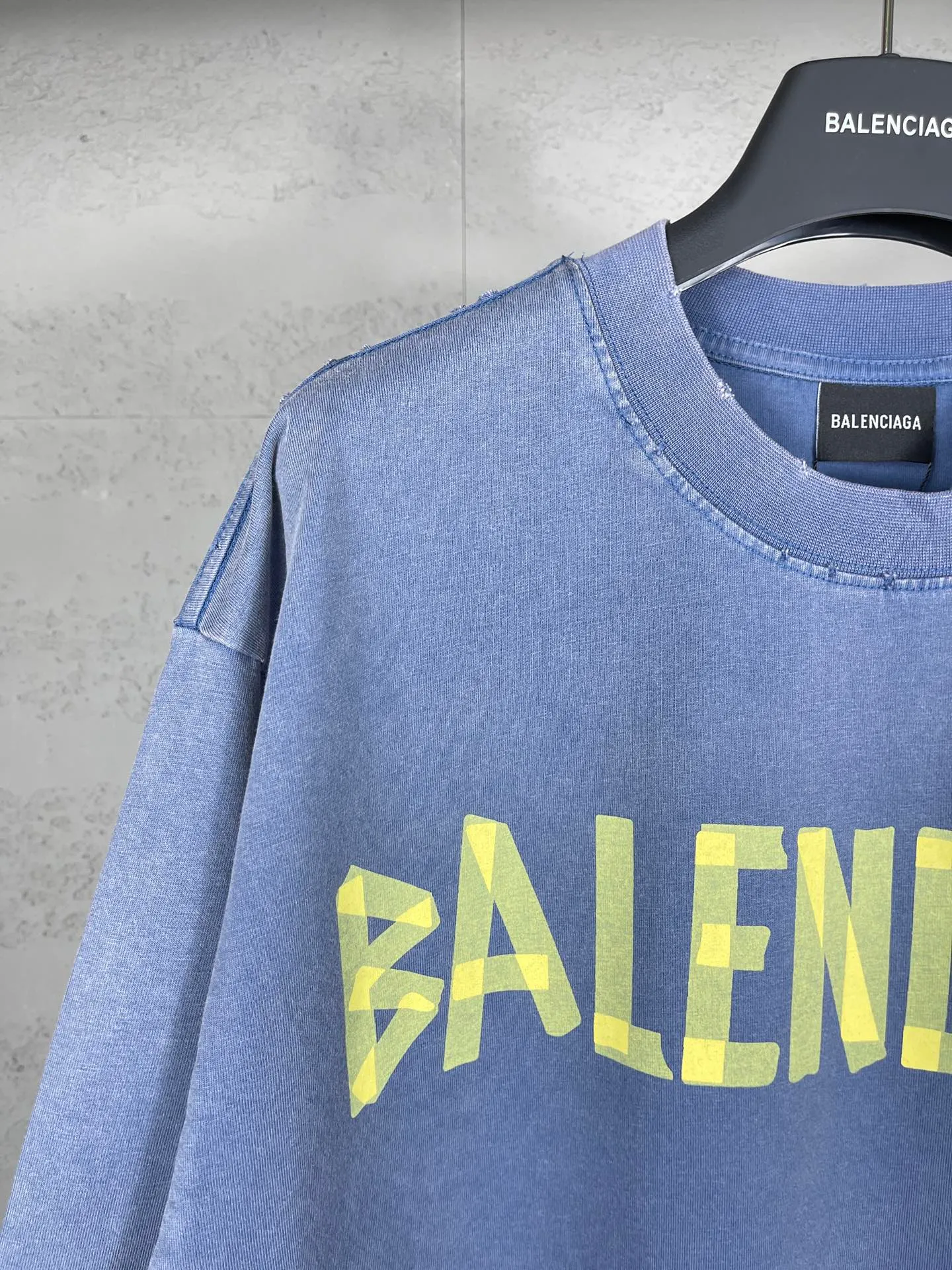 🅿️194 Real photos [Top version. Official website quality] BALENCI*GA/Paris. 23ss latest classic model. Tape pulp printing. Ready-to-wear washed and worn short-sleeved T-shirt. Brick cabinet synchronization. The fabric is made of Paris ZP custom-woven and dyed 100% cotton double yarn compact cotton. The weight is 260 grams, the cloth surface is clean. The cloth pattern is clear, soft and comfortable, and the thread is dyed with no color difference. The classic pattern is printed with environmentally friendly imported materials, and the tape pattern is glued. The letters are clear and the effect is three-dimensional. Restored brick cabinet. The garments were washed and aged, and polished by many hands. Produced by ultra-heavy craftsmanship, the market currency is very different, welcome to compare.                                 Note⚠️ZP is made of iron gray garments that are washed and distressed. Pay attention to the big difference! Welcome to compare! The version adopts OS loose shoulder version. The same style for men and women. Code: BL223089 Color: iron gray, white, fluorescent green, gray blue, coffee color, fog blue, beige gray, burgundy, green, floral gray Size: XS S M L