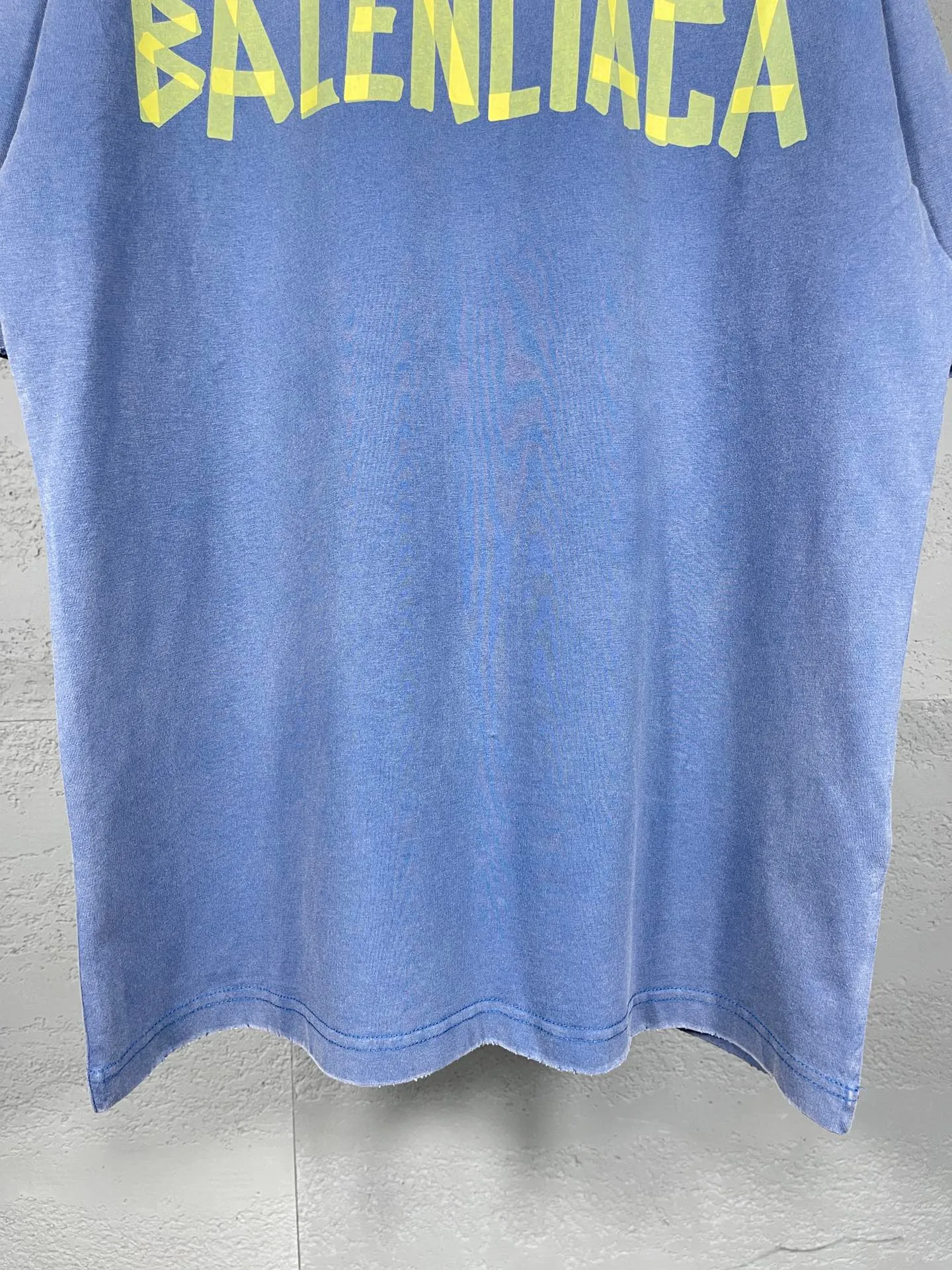 🅿️194 Real photos [Top version. Official website quality] BALENCI*GA/Paris. 23ss latest classic model. Tape pulp printing. Ready-to-wear washed and worn short-sleeved T-shirt. Brick cabinet synchronization. The fabric is made of Paris ZP custom-woven and dyed 100% cotton double yarn compact cotton. The weight is 260 grams, the cloth surface is clean. The cloth pattern is clear, soft and comfortable, and the thread is dyed with no color difference. The classic pattern is printed with environmentally friendly imported materials, and the tape pattern is glued. The letters are clear and the effect is three-dimensional. Restored brick cabinet. The garments were washed and aged, and polished by many hands. Produced by ultra-heavy craftsmanship, the market currency is very different, welcome to compare.                                 Note⚠️ZP is made of iron gray garments that are washed and distressed. Pay attention to the big difference! Welcome to compare! The version adopts OS loose shoulder version. The same style for men and women. Code: BL223089 Color: iron gray, white, fluorescent green, gray blue, coffee color, fog blue, beige gray, burgundy, green, floral gray Size: XS S M L
