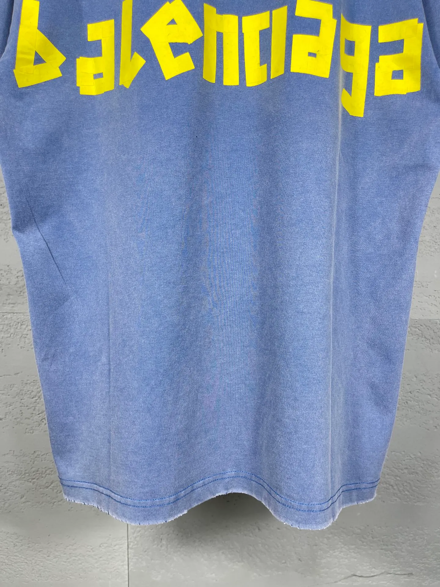 🅿️194 Real photos [Top version. Official website quality] BALENCI*GA/Paris. 23ss latest classic model. Tape pulp printing. Ready-to-wear washed and worn short-sleeved T-shirt. Brick cabinet synchronization. The fabric is made of Paris ZP custom-woven and dyed 100% cotton double yarn compact cotton. The weight is 260 grams, the cloth surface is clean. The cloth pattern is clear, soft and comfortable, and the thread is dyed with no color difference. The classic pattern is printed with environmentally friendly imported materials, and the tape pattern is glued. The letters are clear and the effect is three-dimensional. Restored brick cabinet. The garments were washed and aged, and polished by many hands. Produced by ultra-heavy craftsmanship, the market currency is very different, welcome to compare.                                 Note⚠️ZP is made of iron gray garments that are washed and distressed. Pay attention to the big difference! Welcome to compare! The version adopts OS loose shoulder version. The same style for men and women. Code: BL223089 Color: iron gray, white, fluorescent green, gray blue, coffee color, fog blue, beige gray, burgundy, green, floral gray Size: XS S M L