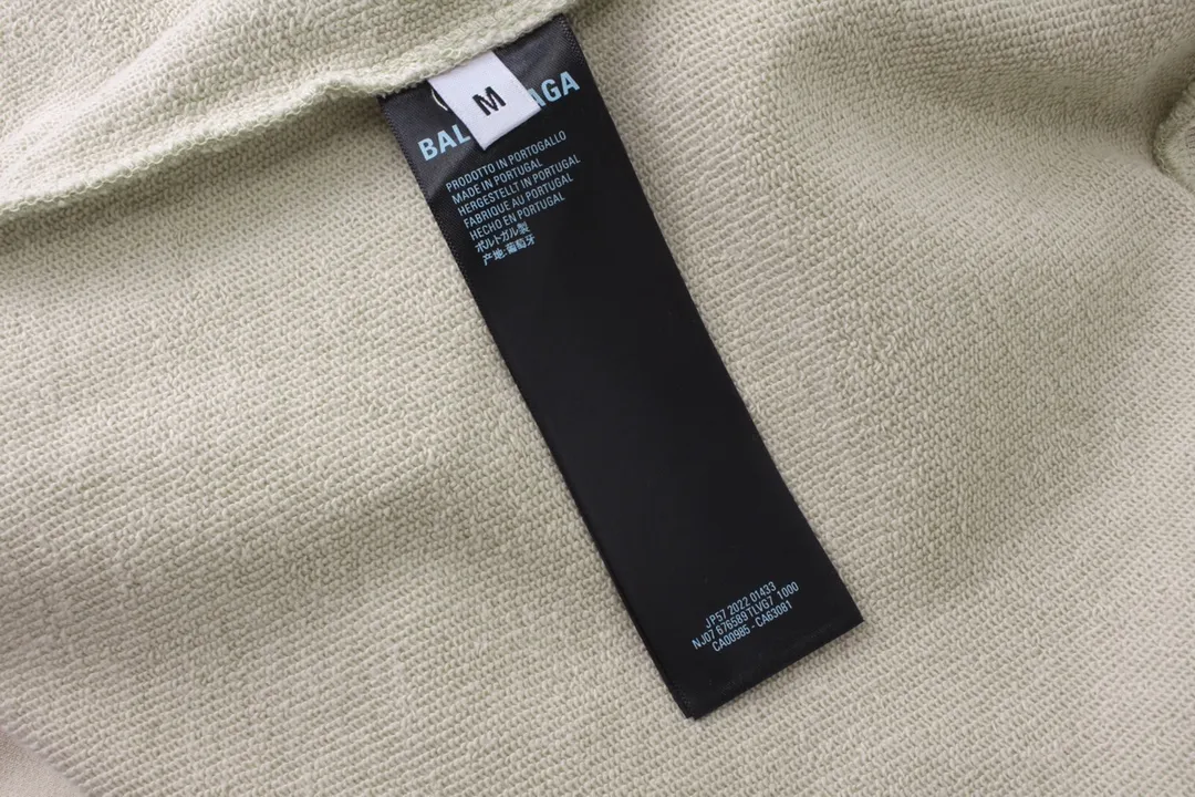 🅿️300 Detailed picture [Top version. Official website quality] BALENCI*GA/Paris BALENCI*GA#2023 spring and summer new style, long-sleeved sweatshirt with classic LOGO printed all over it. 2023 autumn and winter new product. Brick cabinet synchronization. The fabric is made of Paris ZP custom-woven and dyed cotton double yarn sweatshirt. The weight is 450 grams, the cloth surface is clean. The cloth texture is clear. Soft and comfortable. Good color fastness. Not easy to change color. The threads are woven and dyed with no color difference. The printing uses imported environmentally friendly rubber paddles, precision stencils, fine LOGO letters, clear letters, no burrs, and a three-dimensional effect. Restore brick cabinet. The version adopts OS loose shoulder style. Same style for men and women. Code: BL238002 Color: black, beige, pink, smoke gray. Size: XS S M L
