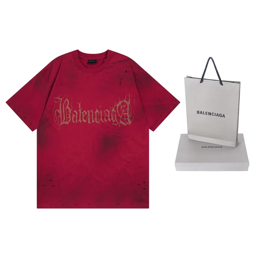 🅿️206 Detailed Picture [Top version. Official website quality] BALENCI*GA/Paris. 2024 latest Sanskrit letters LOGO hand-painted worn distressed short-sleeved T-shirt. Brick cabinet synchronization. ⚠️Difference in market currency. YB development. Color system is black and blue. Worn. Hand-painted consistent with ZP,‼ ️The fabric is made of Paris ZP custom-woven and dyed 100% double yarn compact cotton. The weight is 260 grams. The cloth surface is clean. The cloth pattern is clear, soft and comfortable. The threads are dyed with no color difference. Ready-made garments are hand-painted, worn, and distressed, with heavy craftsmanship. Comparisons welcome. The version adopts OS loose shoulder style. Same style for men and women. Code: BL223203 Color: black blue. red Size: XS to L