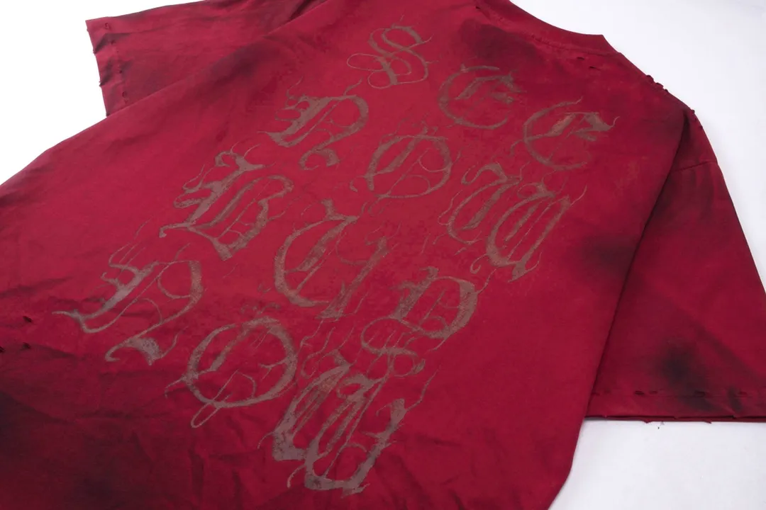 🅿️206 Detailed Picture [Top version. Official website quality] BALENCI*GA/Paris. 2024 latest Sanskrit letters LOGO hand-painted worn distressed short-sleeved T-shirt. Brick cabinet synchronization. ⚠️Difference in market currency. YB development. Color system is black and blue. Worn. Hand-painted consistent with ZP,‼ ️The fabric is made of Paris ZP custom-woven and dyed 100% double yarn compact cotton. The weight is 260 grams. The cloth surface is clean. The cloth pattern is clear, soft and comfortable. The threads are dyed with no color difference. Ready-made garments are hand-painted, worn, and distressed, with heavy craftsmanship. Comparisons welcome. The version adopts OS loose shoulder style. Same style for men and women. Code: BL223203 Color: black blue. red Size: XS to L
