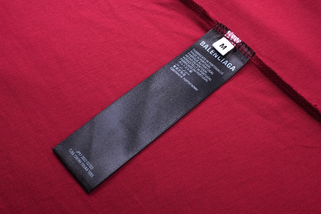 🅿️206 Detailed Picture [Top version. Official website quality] BALENCI*GA/Paris. 2024 latest Sanskrit letters LOGO hand-painted worn distressed short-sleeved T-shirt. Brick cabinet synchronization. ⚠️Difference in market currency. YB development. Color system is black and blue. Worn. Hand-painted consistent with ZP,‼ ️The fabric is made of Paris ZP custom-woven and dyed 100% double yarn compact cotton. The weight is 260 grams. The cloth surface is clean. The cloth pattern is clear, soft and comfortable. The threads are dyed with no color difference. Ready-made garments are hand-painted, worn, and distressed, with heavy craftsmanship. Comparisons welcome. The version adopts OS loose shoulder style. Same style for men and women. Code: BL223203 Color: black blue. red Size: XS to L