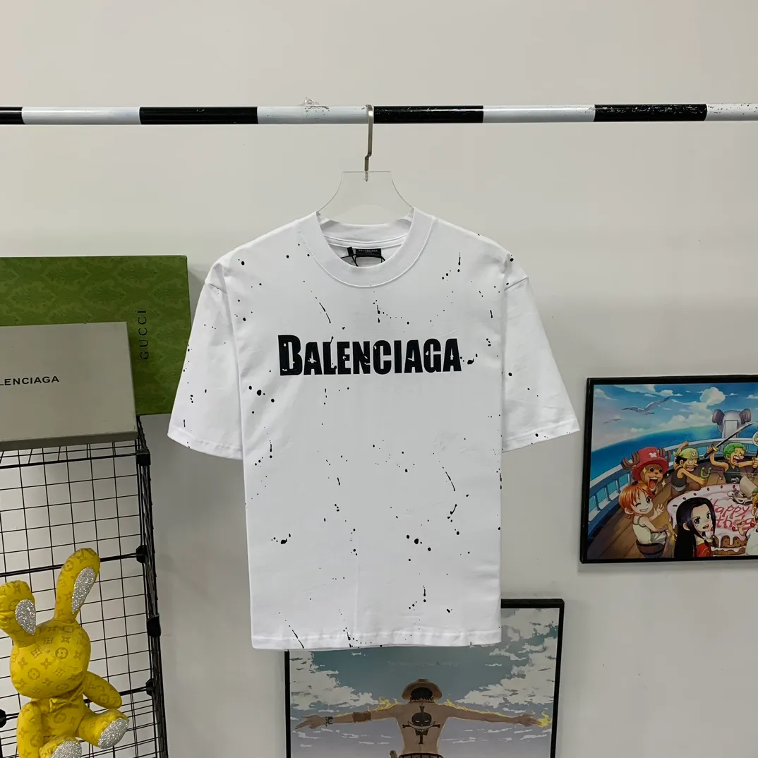 [Launched] Top tested version BALENCIAGA 23SS spring and summer new style splash-ink distressed pure cotton short-sleeved T-shirt. The craftsmanship adopts Kornit printing cracking effect. The front panel printing glue bursting effect uses imported transparent slurry to scrape the bottom to make the printing bursting feel uniform. (PS: If this process is missing, the printing will easily fall off in large areas after cracking) Precise craftsmanship and full of details. The fabric has been washed, with special BB logo printing effect, and the whole body is painted. The starting version of the pipe network is 280 grams of double yarn pure cotton fabric. Color: Gray Black White Size: XS－L P:260