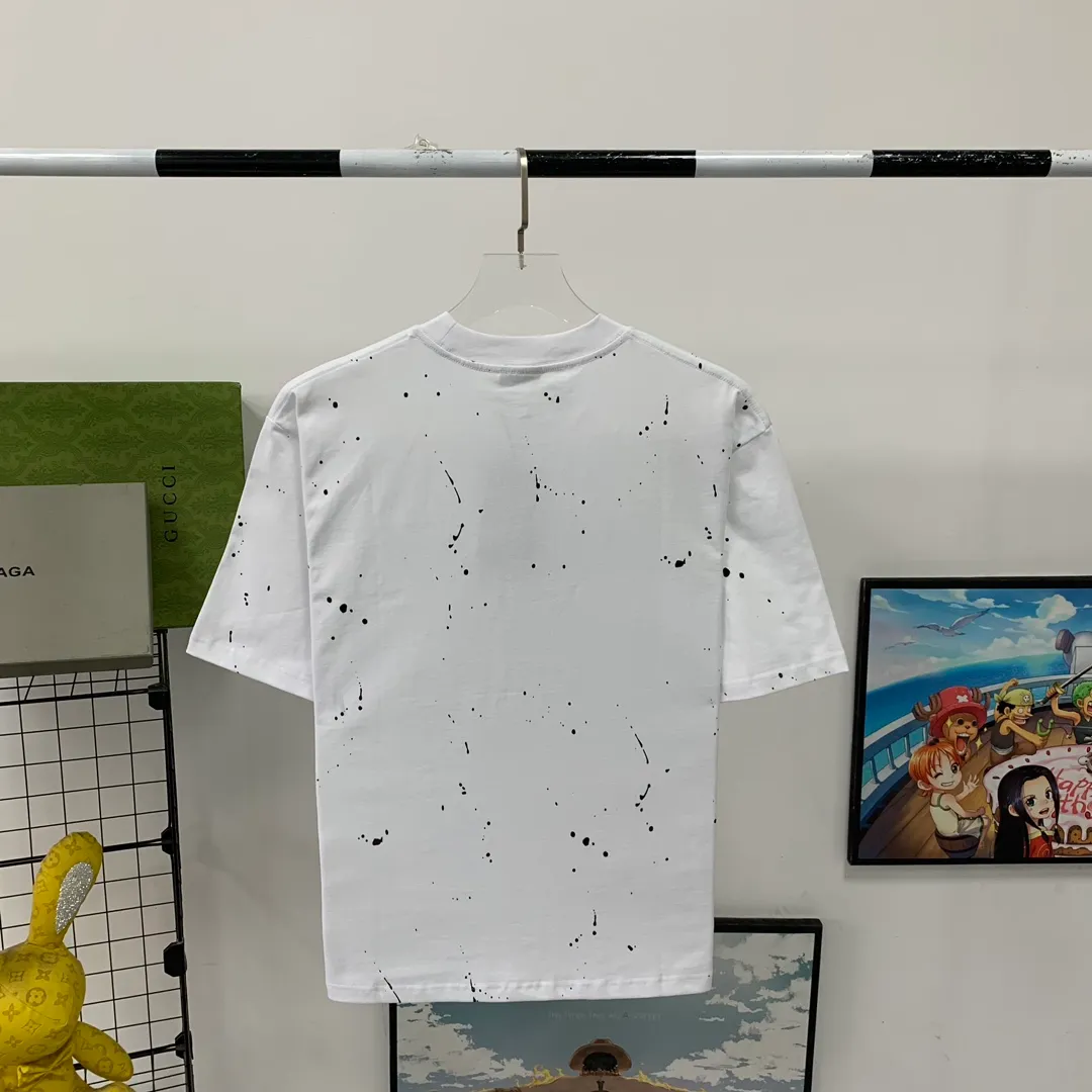 [Launched] Top tested version BALENCIAGA 23SS spring and summer new style splash-ink distressed pure cotton short-sleeved T-shirt. The craftsmanship adopts Kornit printing cracking effect. The front panel printing glue bursting effect uses imported transparent slurry to scrape the bottom to make the printing bursting feel uniform. (PS: If this process is missing, the printing will easily fall off in large areas after cracking) Precise craftsmanship and full of details. The fabric has been washed, with special BB logo printing effect, and the whole body is painted. The starting version of the pipe network is 280 grams of double yarn pure cotton fabric. Color: Gray Black White Size: XS－L P:260