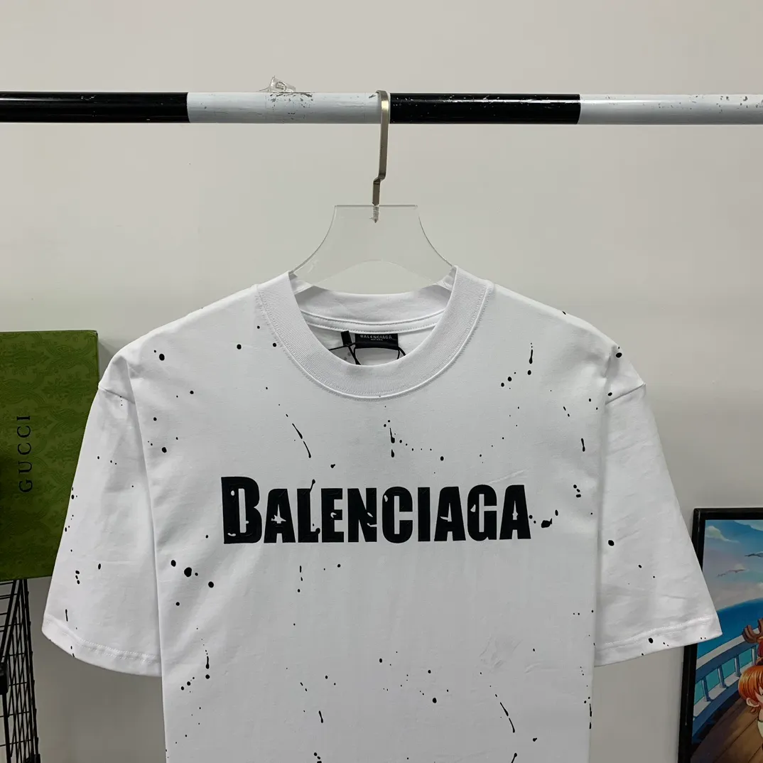 [Launched] Top tested version BALENCIAGA 23SS spring and summer new style splash-ink distressed pure cotton short-sleeved T-shirt. The craftsmanship adopts Kornit printing cracking effect. The front panel printing glue bursting effect uses imported transparent slurry to scrape the bottom to make the printing bursting feel uniform. (PS: If this process is missing, the printing will easily fall off in large areas after cracking) Precise craftsmanship and full of details. The fabric has been washed, with special BB logo printing effect, and the whole body is painted. The starting version of the pipe network is 280 grams of double yarn pure cotton fabric. Color: Gray Black White Size: XS－L P:260