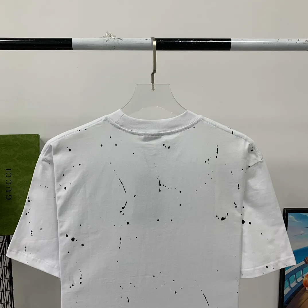 [Launched] Top tested version BALENCIAGA 23SS spring and summer new style splash-ink distressed pure cotton short-sleeved T-shirt. The craftsmanship adopts Kornit printing cracking effect. The front panel printing glue bursting effect uses imported transparent slurry to scrape the bottom to make the printing bursting feel uniform. (PS: If this process is missing, the printing will easily fall off in large areas after cracking) Precise craftsmanship and full of details. The fabric has been washed, with special BB logo printing effect, and the whole body is painted. The starting version of the pipe network is 280 grams of double yarn pure cotton fabric. Color: Gray Black White Size: XS－L P:260