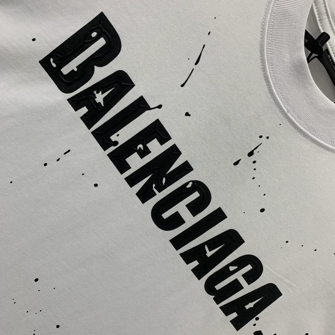[Launched] Top tested version BALENCIAGA 23SS spring and summer new style splash-ink distressed pure cotton short-sleeved T-shirt. The craftsmanship adopts Kornit printing cracking effect. The front panel printing glue bursting effect uses imported transparent slurry to scrape the bottom to make the printing bursting feel uniform. (PS: If this process is missing, the printing will easily fall off in large areas after cracking) Precise craftsmanship and full of details. The fabric has been washed, with special BB logo printing effect, and the whole body is painted. The starting version of the pipe network is 280 grams of double yarn pure cotton fabric. Color: Gray Black White Size: XS－L P:260