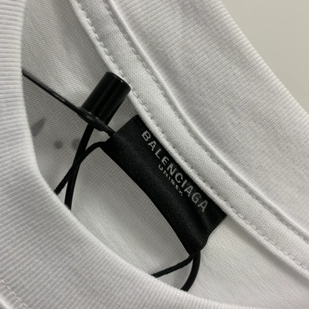 [Launched] Top tested version BALENCIAGA 23SS spring and summer new style splash-ink distressed pure cotton short-sleeved T-shirt. The craftsmanship adopts Kornit printing cracking effect. The front panel printing glue bursting effect uses imported transparent slurry to scrape the bottom to make the printing bursting feel uniform. (PS: If this process is missing, the printing will easily fall off in large areas after cracking) Precise craftsmanship and full of details. The fabric has been washed, with special BB logo printing effect, and the whole body is painted. The starting version of the pipe network is 280 grams of double yarn pure cotton fabric. Color: Gray Black White Size: XS－L P:260