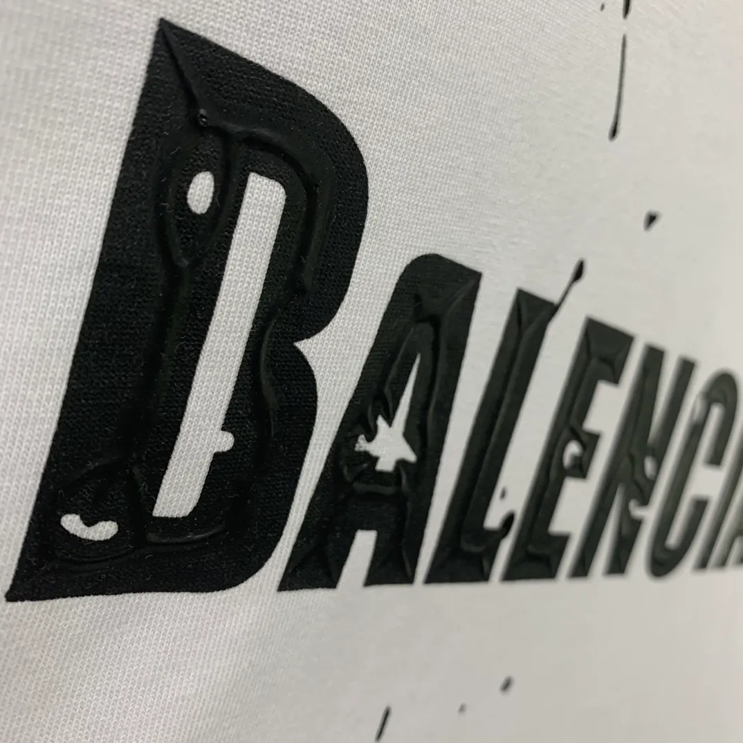 [Launched] Top tested version BALENCIAGA 23SS spring and summer new style splash-ink distressed pure cotton short-sleeved T-shirt. The craftsmanship adopts Kornit printing cracking effect. The front panel printing glue bursting effect uses imported transparent slurry to scrape the bottom to make the printing bursting feel uniform. (PS: If this process is missing, the printing will easily fall off in large areas after cracking) Precise craftsmanship and full of details. The fabric has been washed, with special BB logo printing effect, and the whole body is painted. The starting version of the pipe network is 280 grams of double yarn pure cotton fabric. Color: Gray Black White Size: XS－L P:260