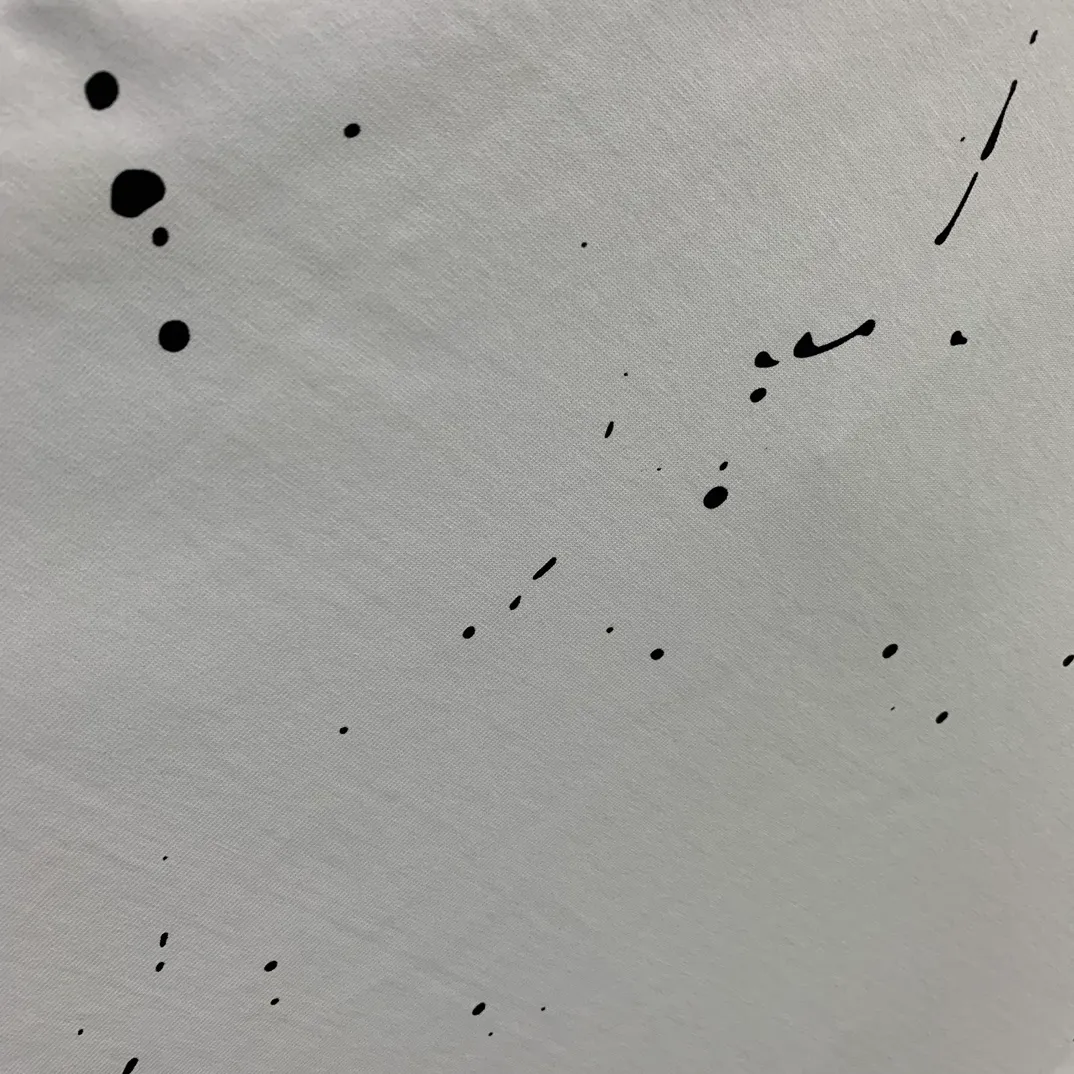 [Launched] Top tested version BALENCIAGA 23SS spring and summer new style splash-ink distressed pure cotton short-sleeved T-shirt. The craftsmanship adopts Kornit printing cracking effect. The front panel printing glue bursting effect uses imported transparent slurry to scrape the bottom to make the printing bursting feel uniform. (PS: If this process is missing, the printing will easily fall off in large areas after cracking) Precise craftsmanship and full of details. The fabric has been washed, with special BB logo printing effect, and the whole body is painted. The starting version of the pipe network is 280 grams of double yarn pure cotton fabric. Color: Gray Black White Size: XS－L P:260