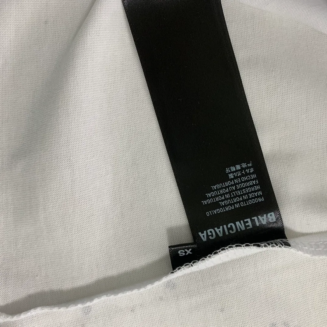 [Launched] Top tested version BALENCIAGA 23SS spring and summer new style splash-ink distressed pure cotton short-sleeved T-shirt. The craftsmanship adopts Kornit printing cracking effect. The front panel printing glue bursting effect uses imported transparent slurry to scrape the bottom to make the printing bursting feel uniform. (PS: If this process is missing, the printing will easily fall off in large areas after cracking) Precise craftsmanship and full of details. The fabric has been washed, with special BB logo printing effect, and the whole body is painted. The starting version of the pipe network is 280 grams of double yarn pure cotton fabric. Color: Gray Black White Size: XS－L P:260