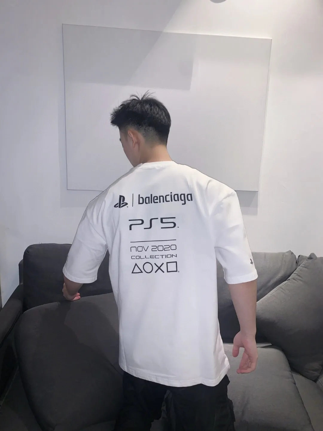 ♻️💯Reference model picture for the upper body❤️The top tested version BALENCIAGA 21SS PS5 collaboration pure cotton short-sleeved TEE for men and women couples. The fabric uses 260 grams of double yarn cotton smooth fabric. Three-dimensional tailoring. Full drape. The fabrics are all washed and pre-shrunk. Will not shrink after washing. Not easy to deform. Does not fade. Comfortable and breathable. Custom-dyed threads. Full set of customized accessories. Printing uses glue printing technology imported from Japan. The fine texture is integrated with the fabric. A novel and interesting design. The PS5 game buttons are printed on the clothes. As a very good-looking Balenciaga collaboration model, the OverSize version is recommended. Size: XS-L Color: Black White P: 240