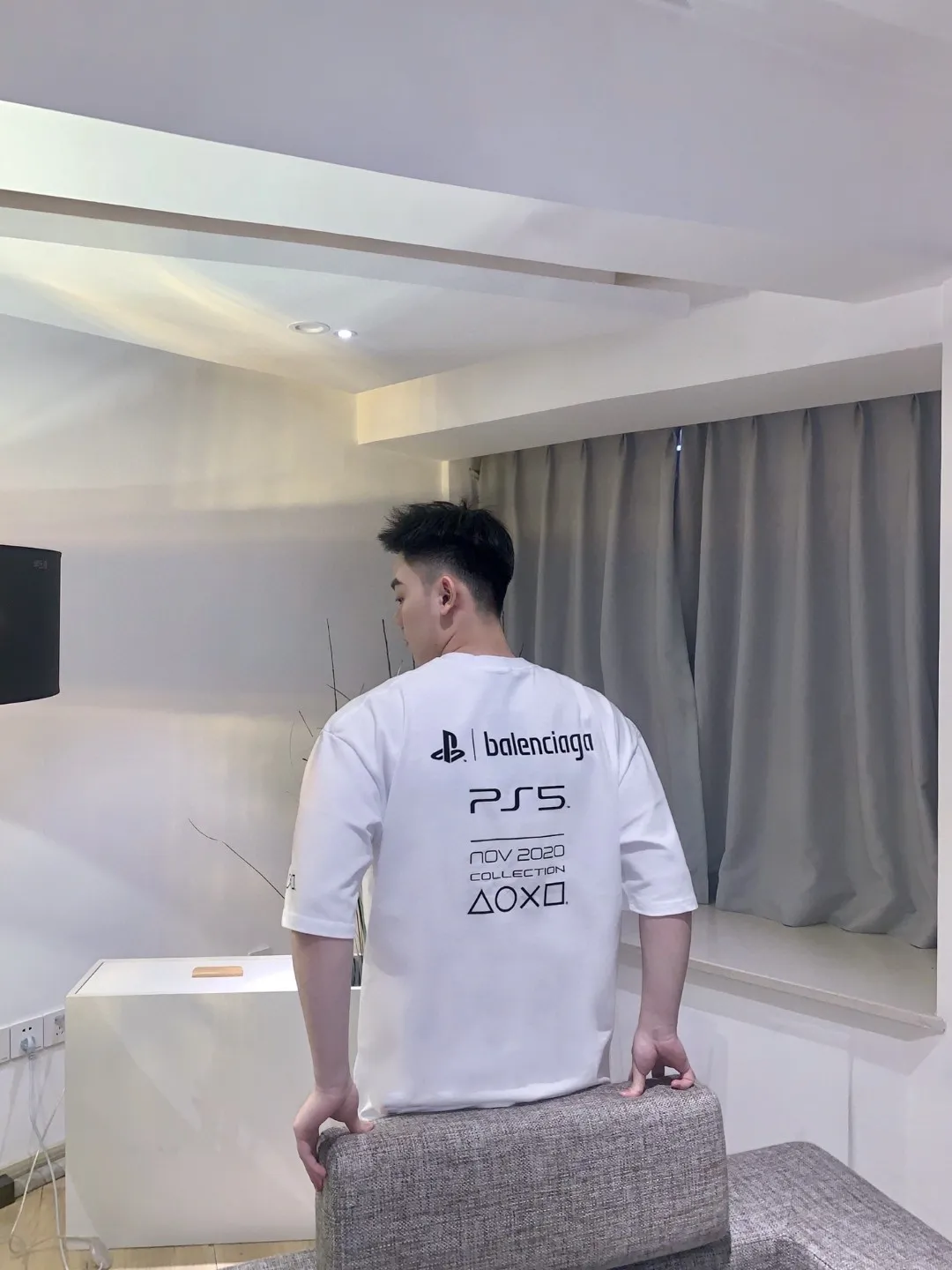 ♻️💯Reference model picture for the upper body❤️The top tested version BALENCIAGA 21SS PS5 collaboration pure cotton short-sleeved TEE for men and women couples. The fabric uses 260 grams of double yarn cotton smooth fabric. Three-dimensional tailoring. Full drape. The fabrics are all washed and pre-shrunk. Will not shrink after washing. Not easy to deform. Does not fade. Comfortable and breathable. Custom-dyed threads. Full set of customized accessories. Printing uses glue printing technology imported from Japan. The fine texture is integrated with the fabric. A novel and interesting design. The PS5 game buttons are printed on the clothes. As a very good-looking Balenciaga collaboration model, the OverSize version is recommended. Size: XS-L Color: Black White P: 240